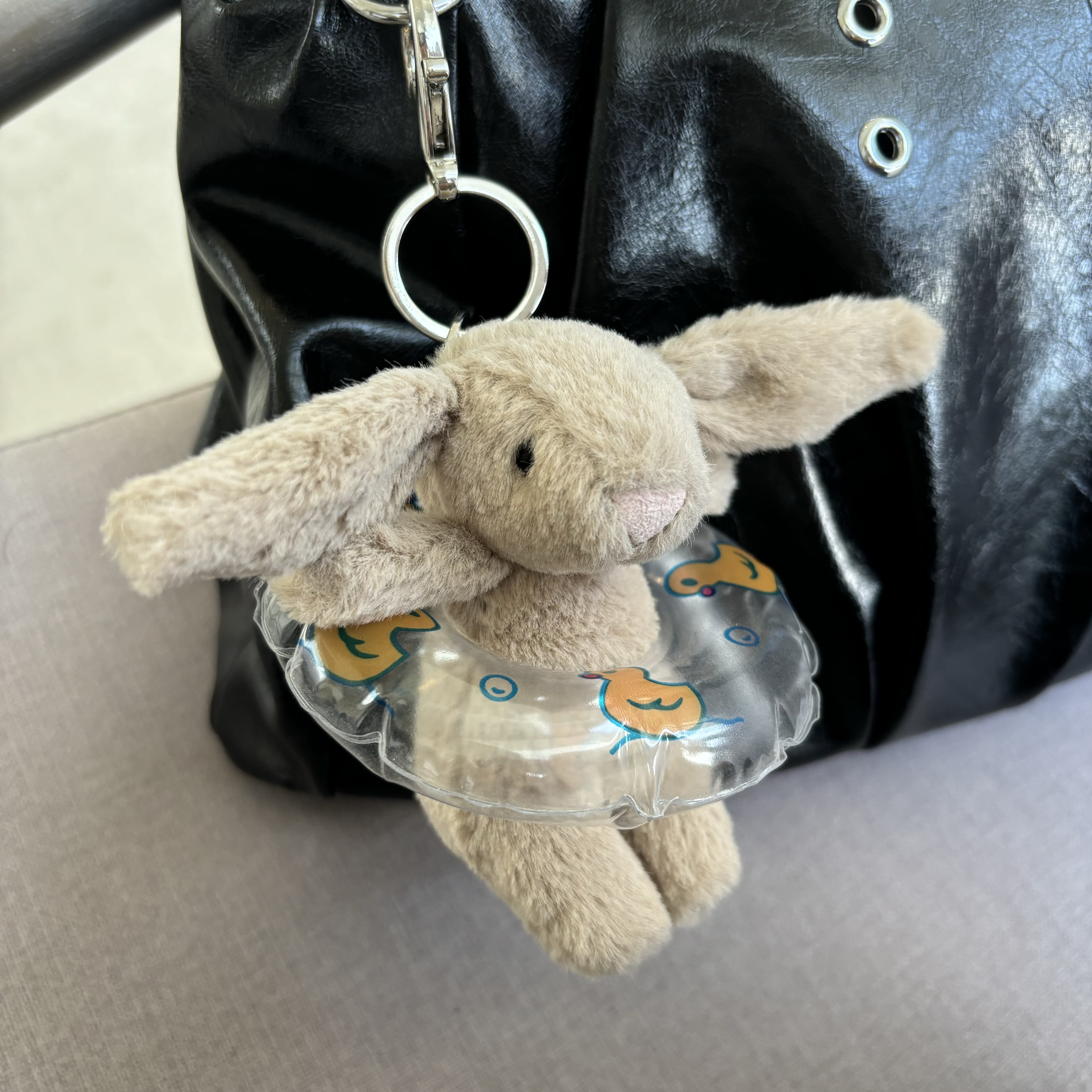 Jellycat Bashful Bunny Bag Charm Beige, Vivienne Westwood Half Moon Card Holder Black 착용 스타일 - 4