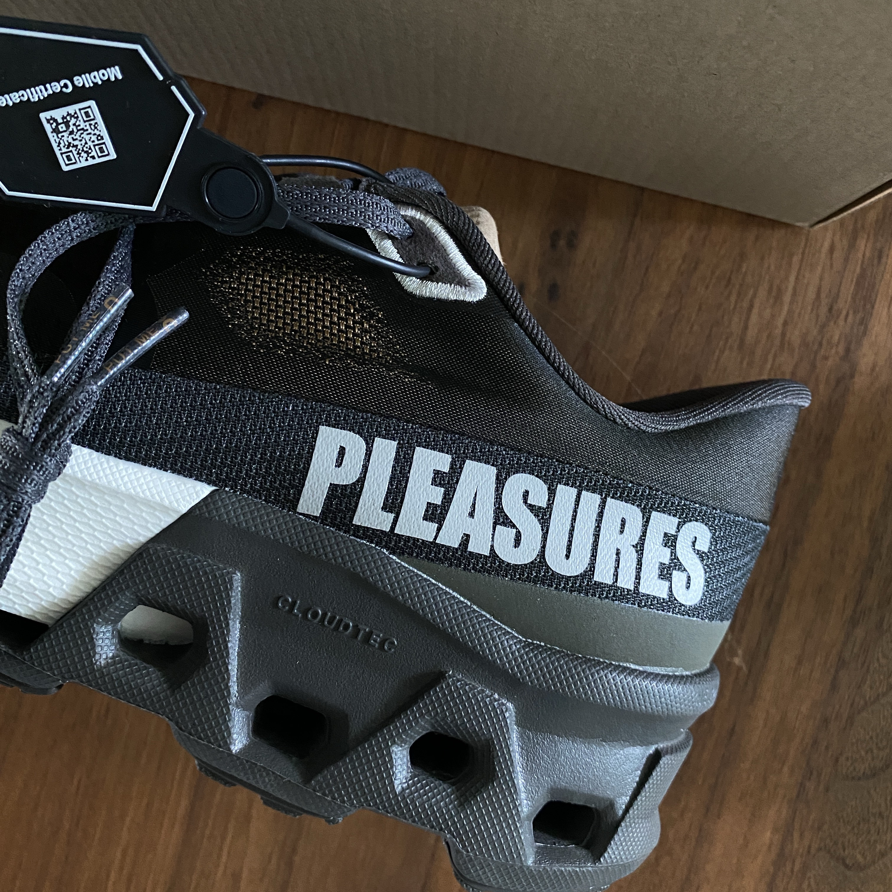 On Running x Pleasures x The Loop Cloudmonster Hyper Espresso 착용 스타일 - 4