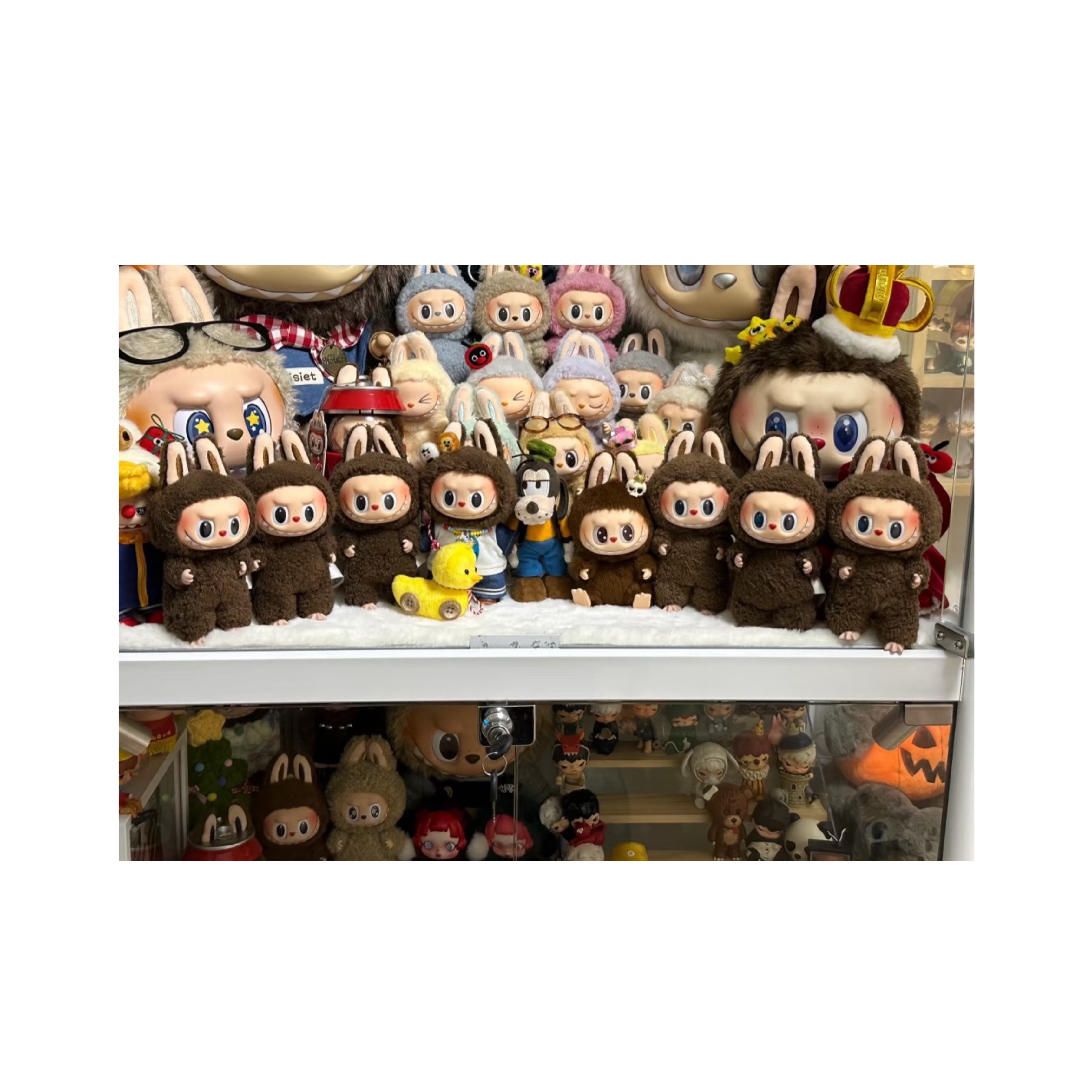 Pop Mart Labubu Let's Play Together Doll Series Duoduo Keyring (Opened Case), Pop Mart Labubu The Monsters Labubu Tasty Macarons Series Sea Salt Coconut Keyring 착용 스타일