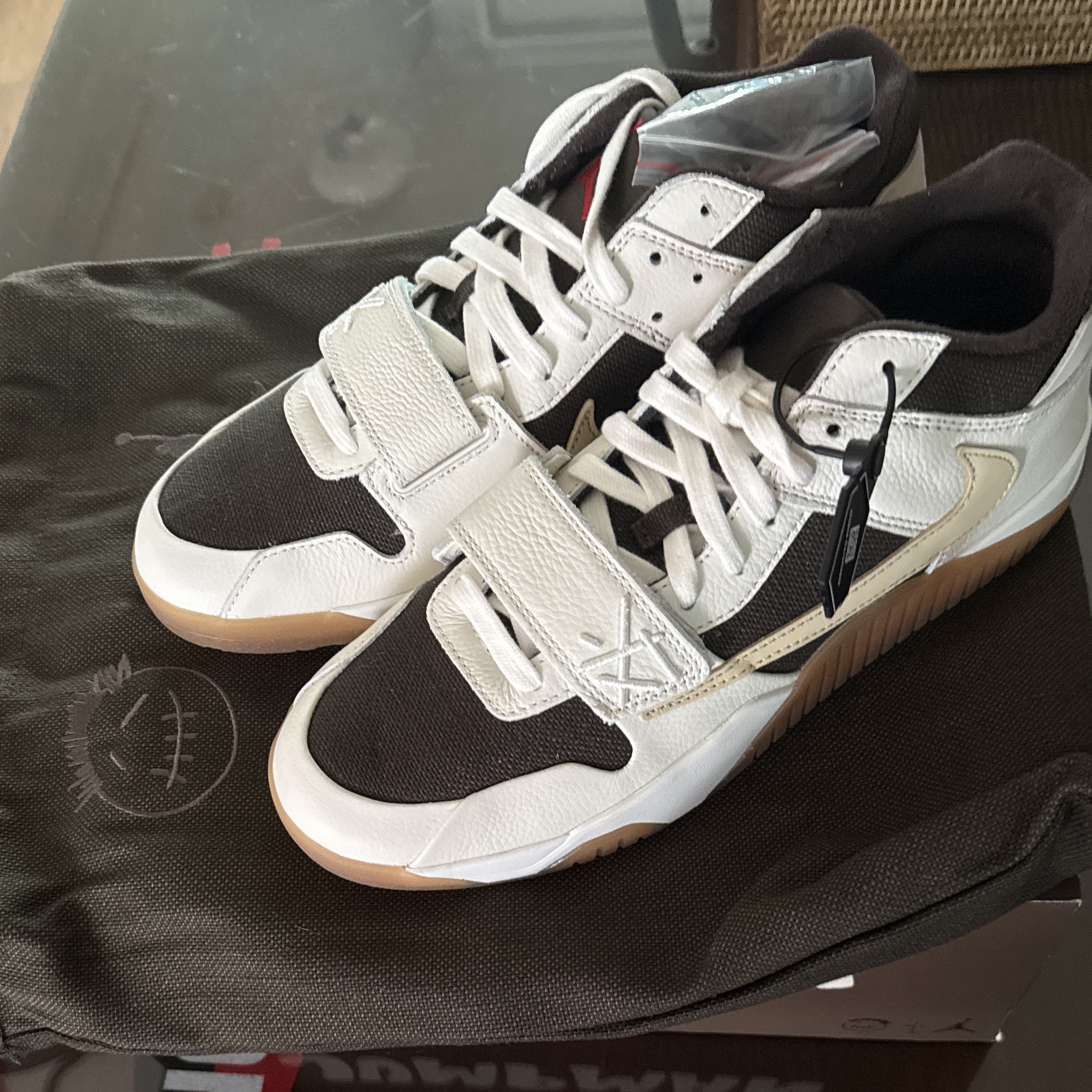Jordan x Travis Scott Jumpman Jack TR Sail and Dark Mocha 착용 스타일