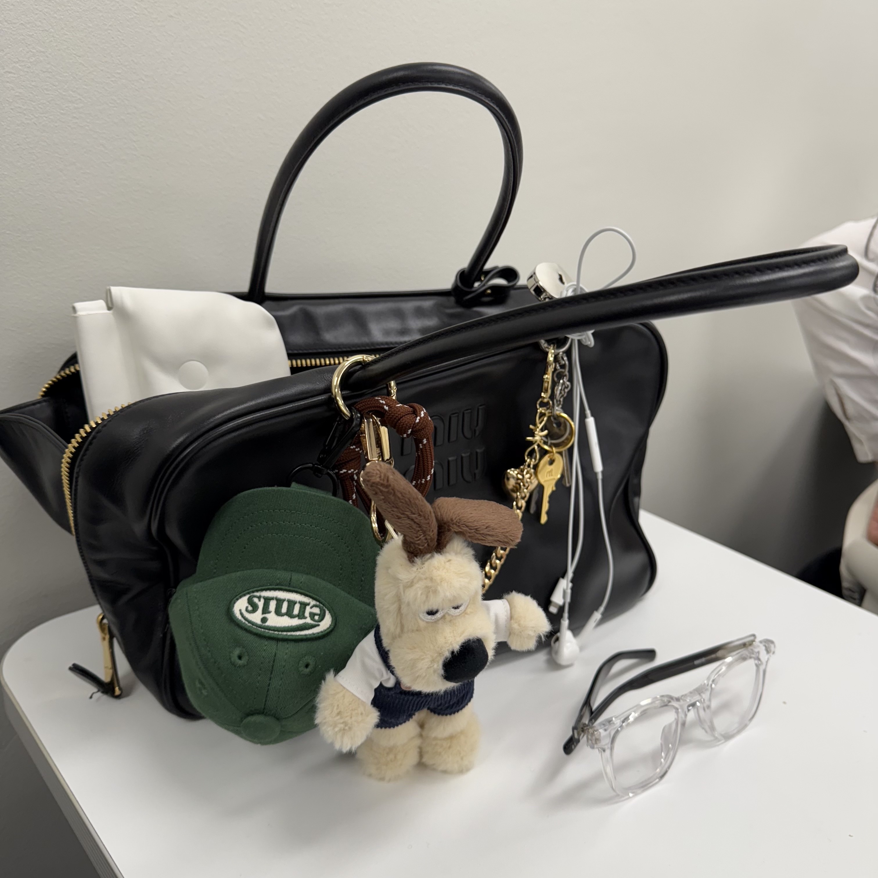 Miu Miu Leather Beau Bag Black, Emis Ball Cap Pouch Keyring Green 착용 스타일
