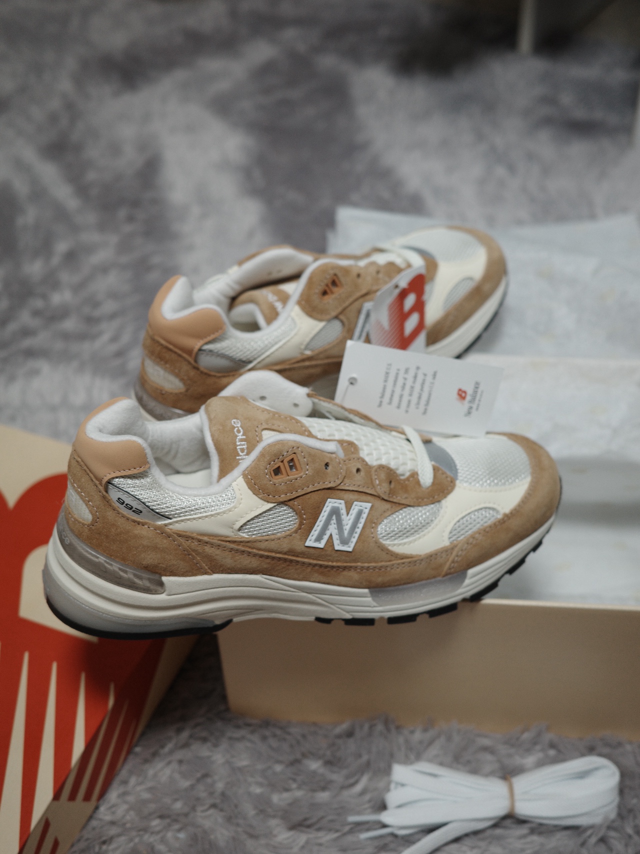 New Balance 992 Made in USA Sweet Caramel Calcium 착용 스타일 - 2