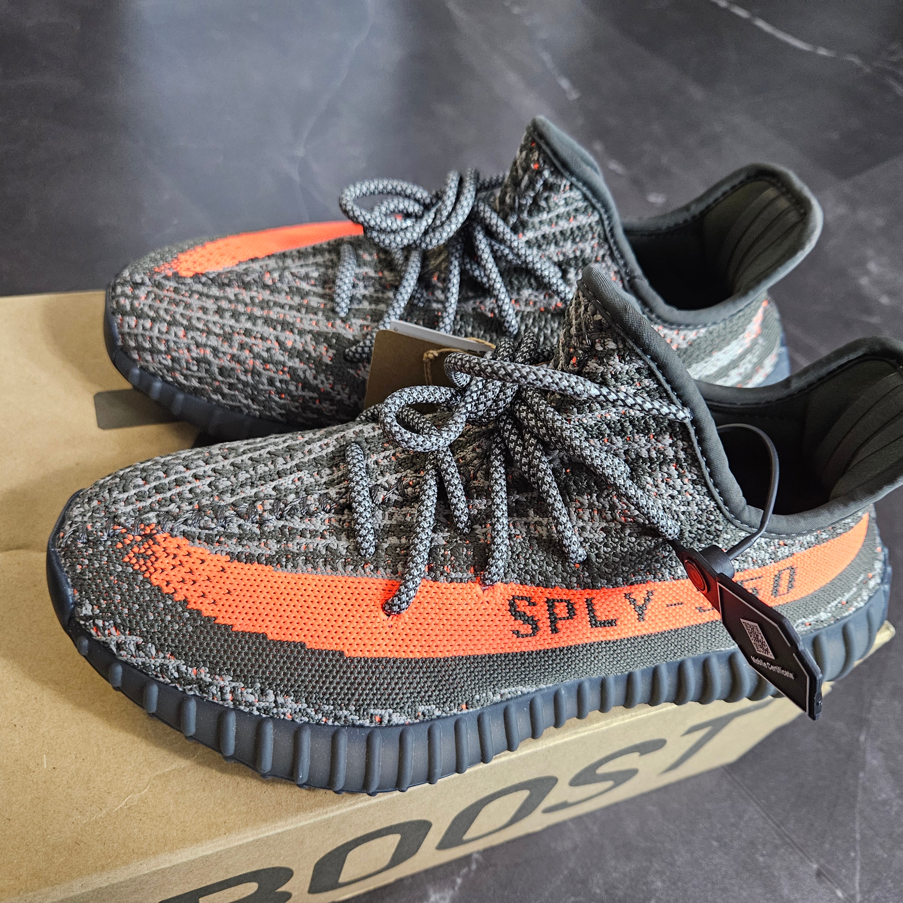 Adidas Yeezy Boost 350 V2 Carbon Beluga 착용 스타일 - 1