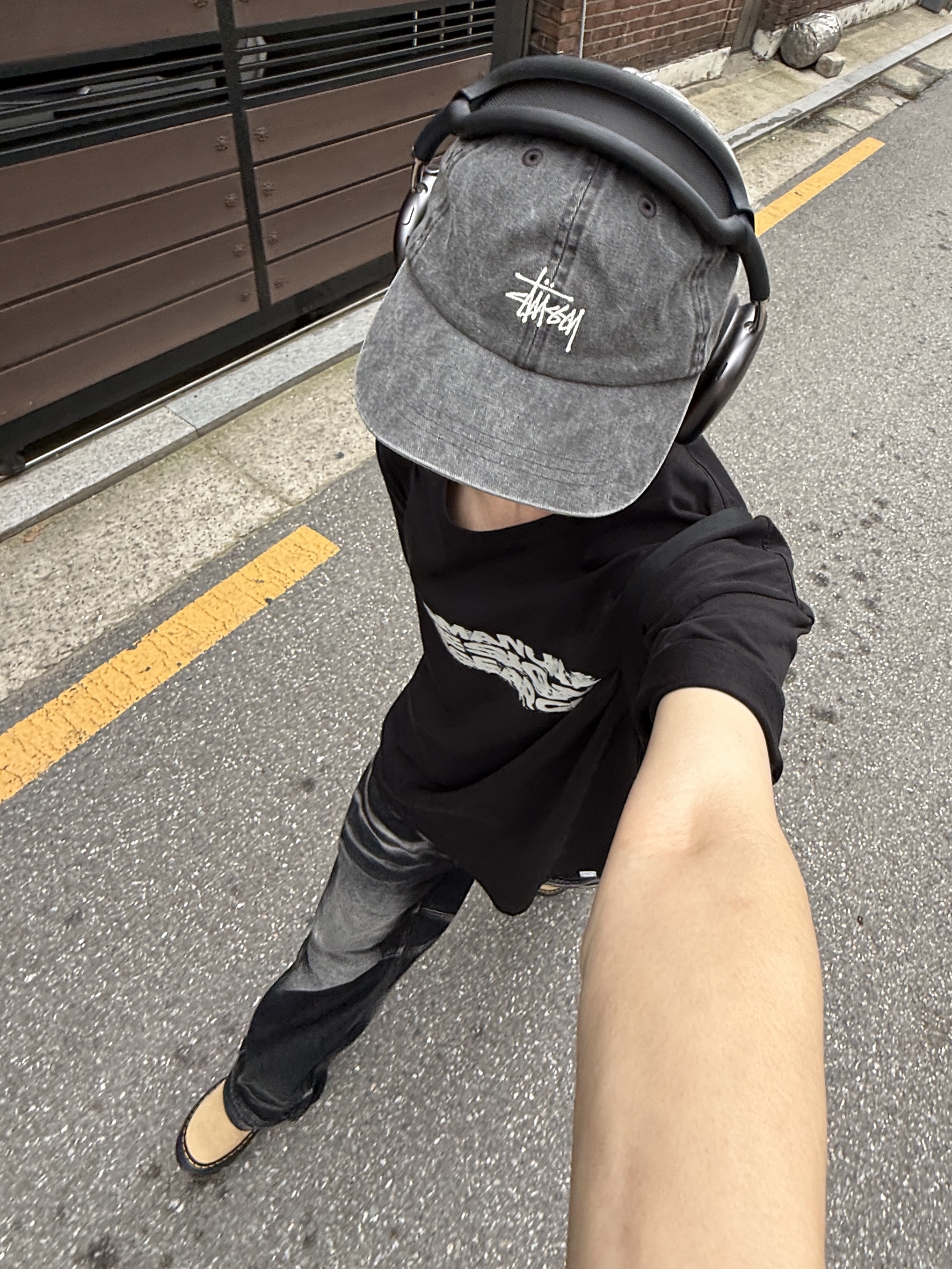 Dr. Martens Zebzag Suede Slingback Platform Mule Savannah Tan, BLR Embossed Wave Washing Wide Denim Pants Black 착용 스타일 - 9
