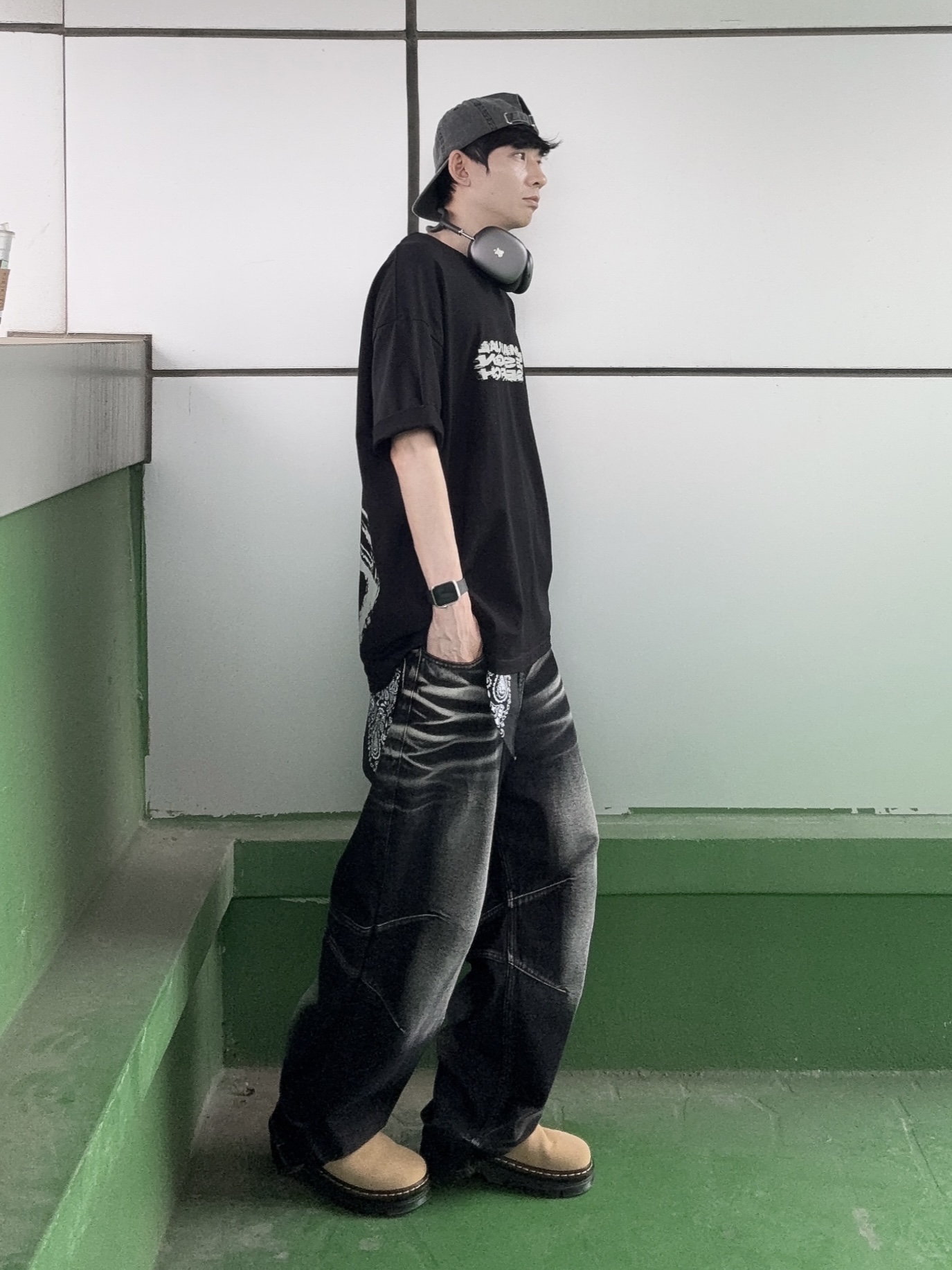 Dr. Martens Zebzag Suede Slingback Platform Mule Savannah Tan, BLR Embossed Wave Washing Wide Denim Pants Black 착용 스타일 - 4