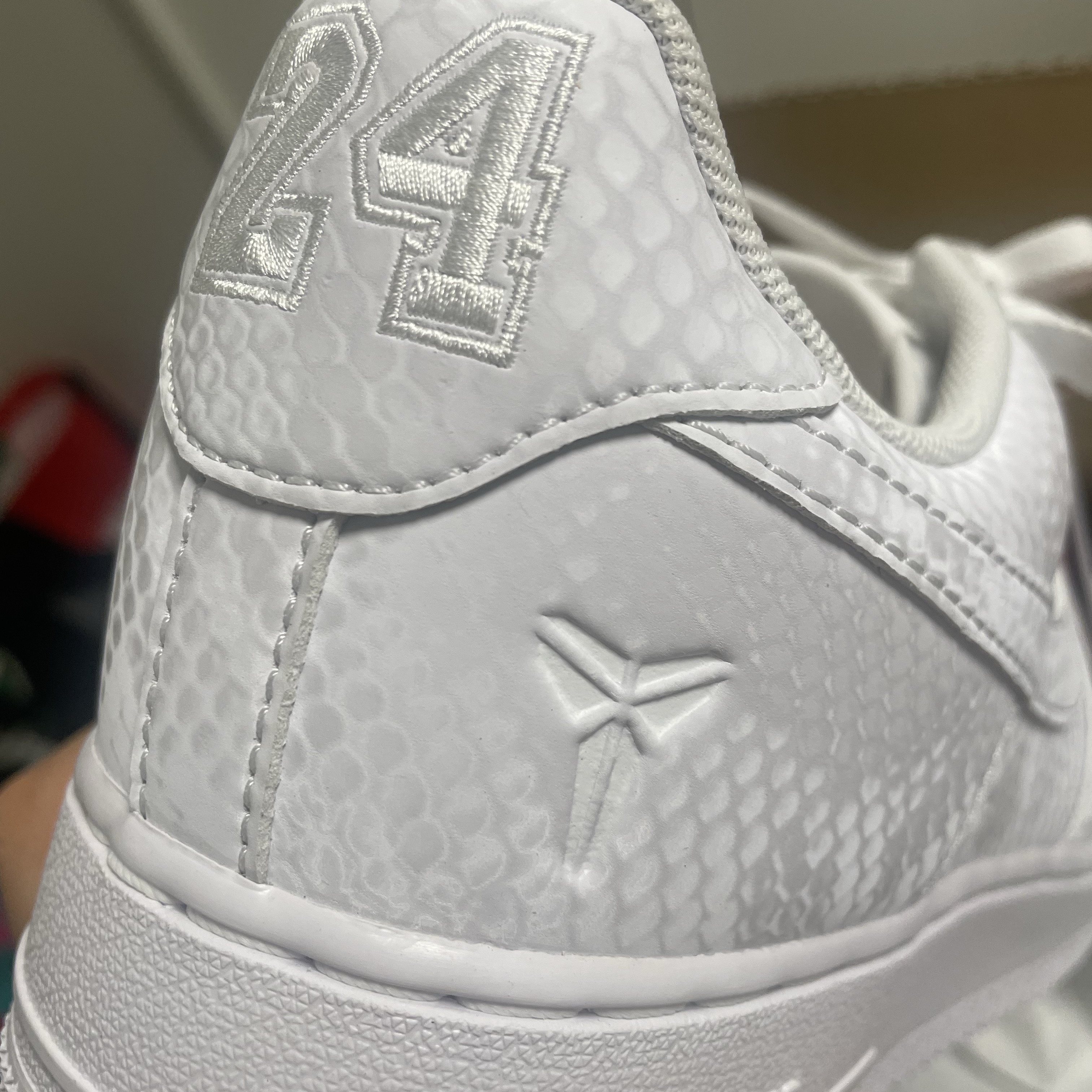 Nike x Kobe Bryant Air Force 1 Low Triple White 착용 스타일 - 2