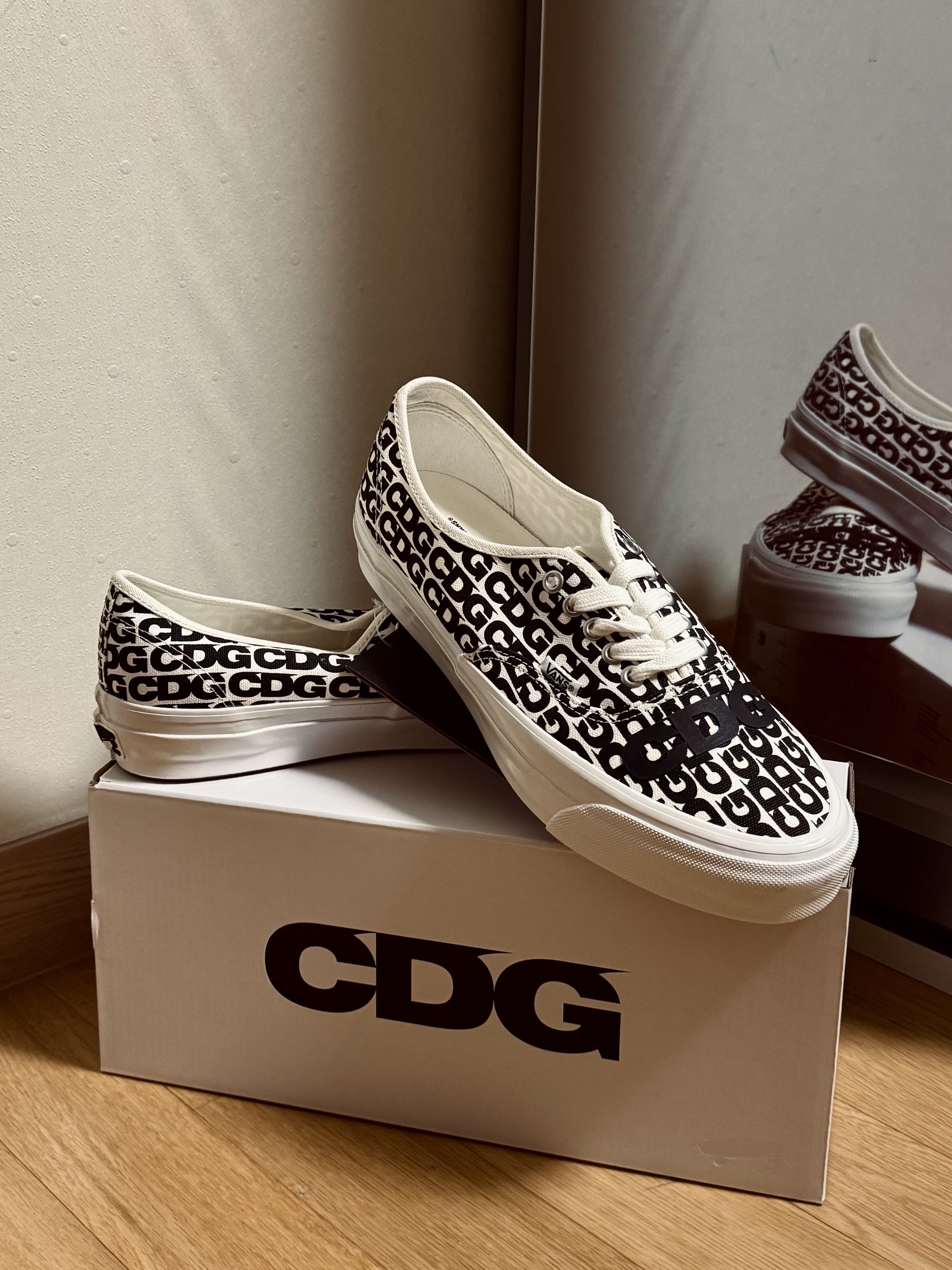 Vans x CDG OTW Authentic White Black, Vans Vault x CDG OG Authentic LX White Black 착용 스타일