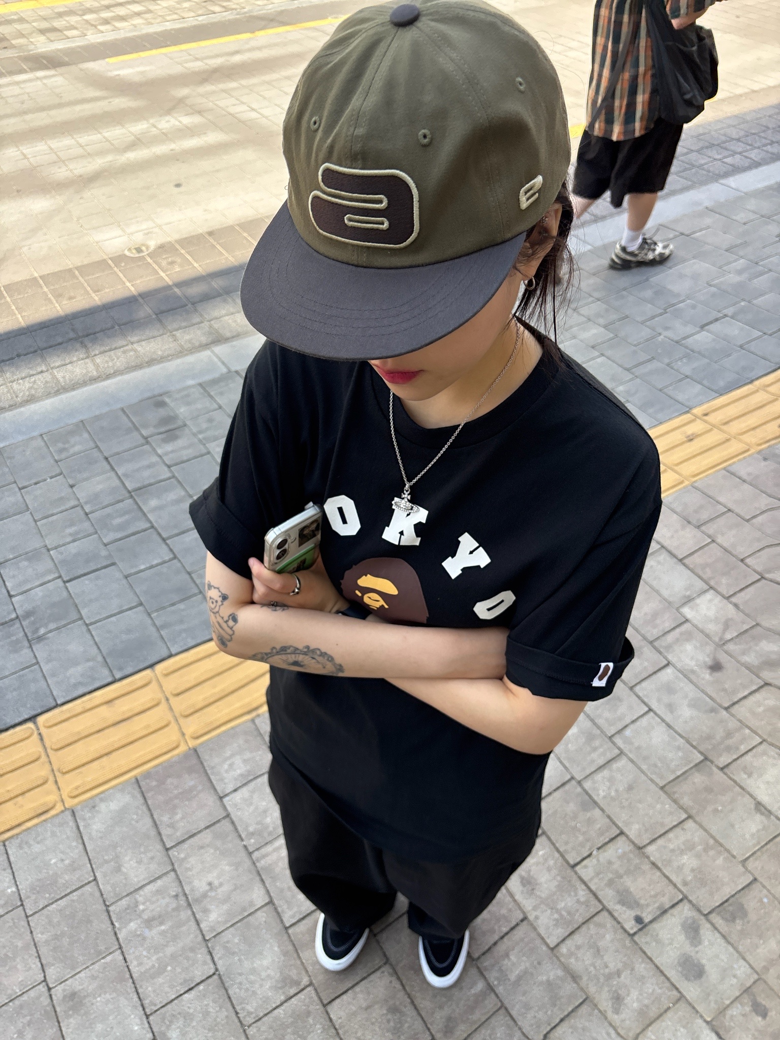 Vans Skate Half Cab Black, BAPE Tokyo College City T-Shirt Black 착용 스타일 - 3