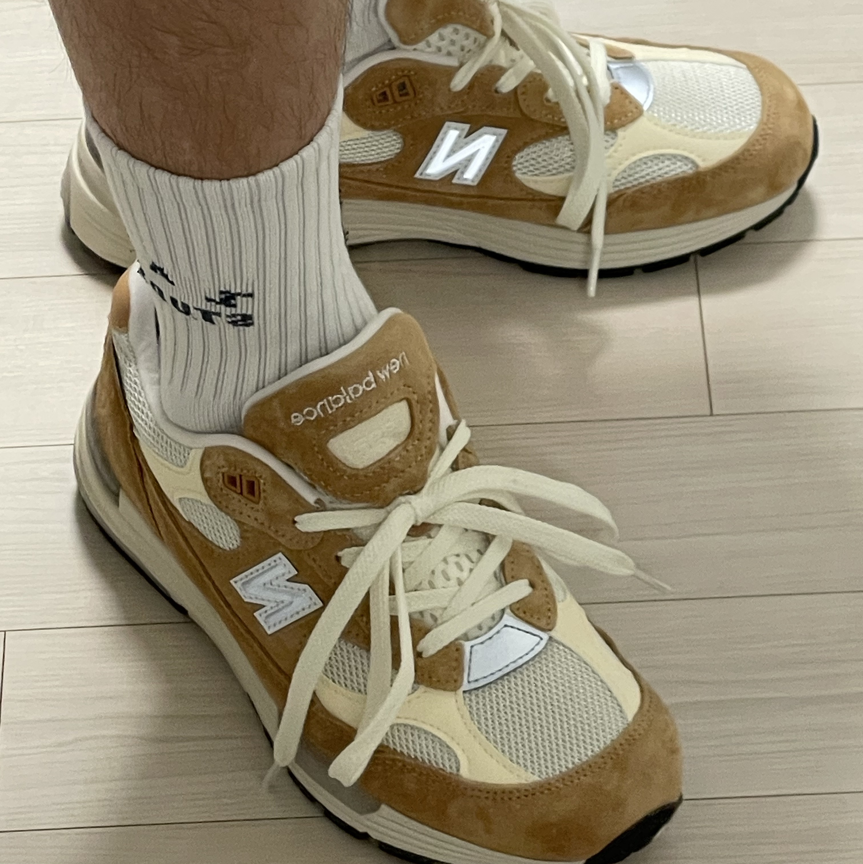 New Balance 992 Made in USA Sweet Caramel Calcium 착용 스타일 - 5
