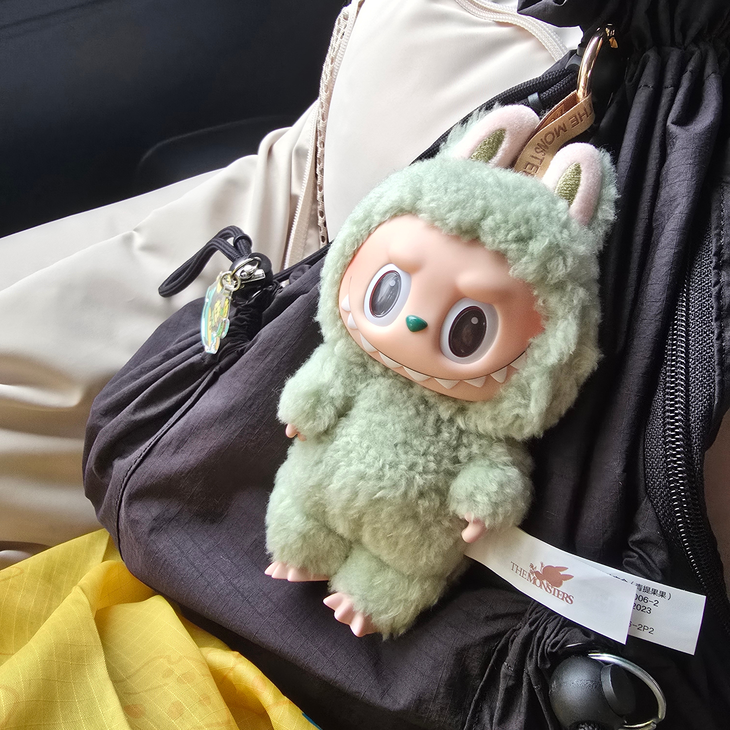Pop Mart Labubu The Monsters Labubu Tasty Macarons Series Green Grape Keyring 착용 스타일 - 1