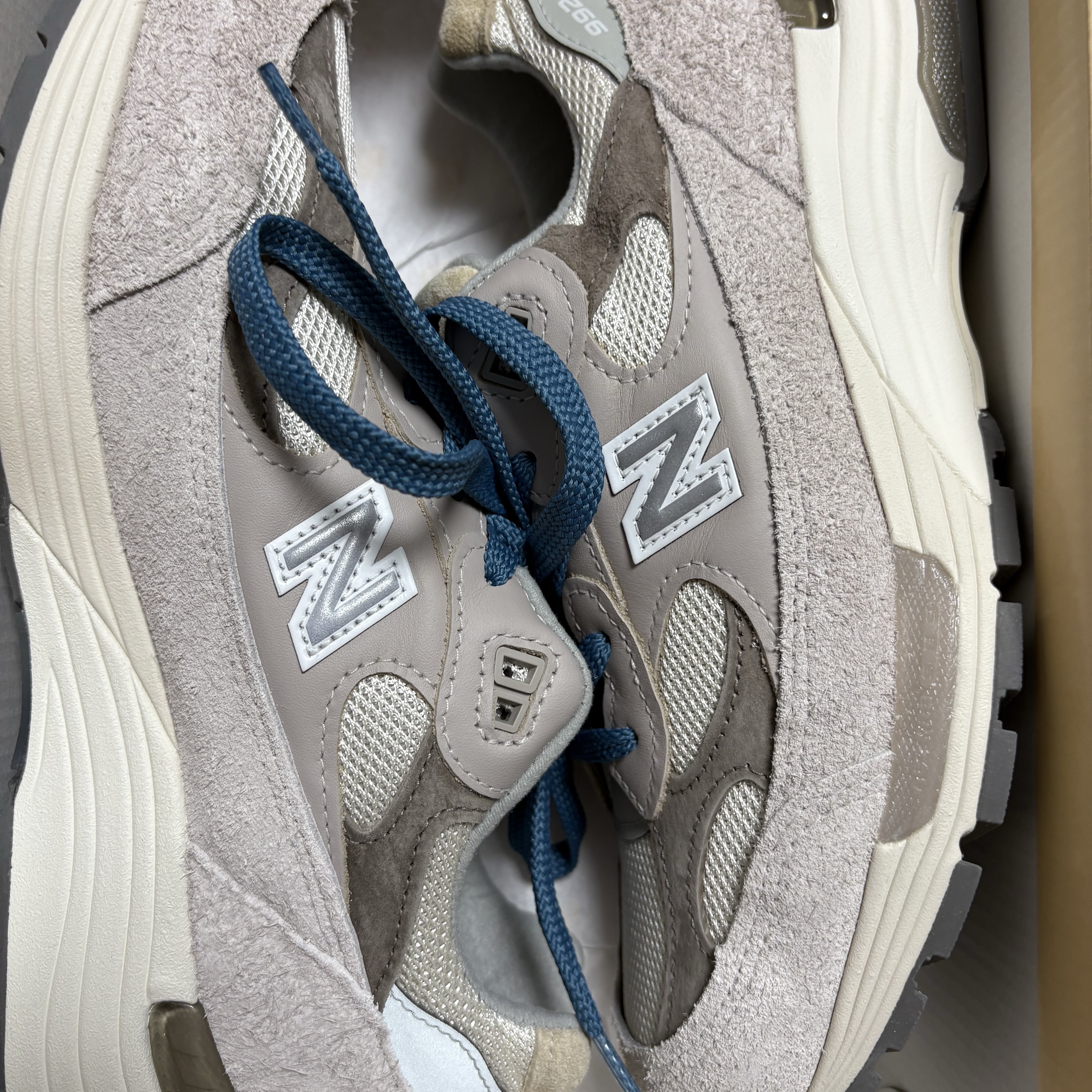 New Balance 992 Made in USA Moonrock Mushroom 착용 스타일