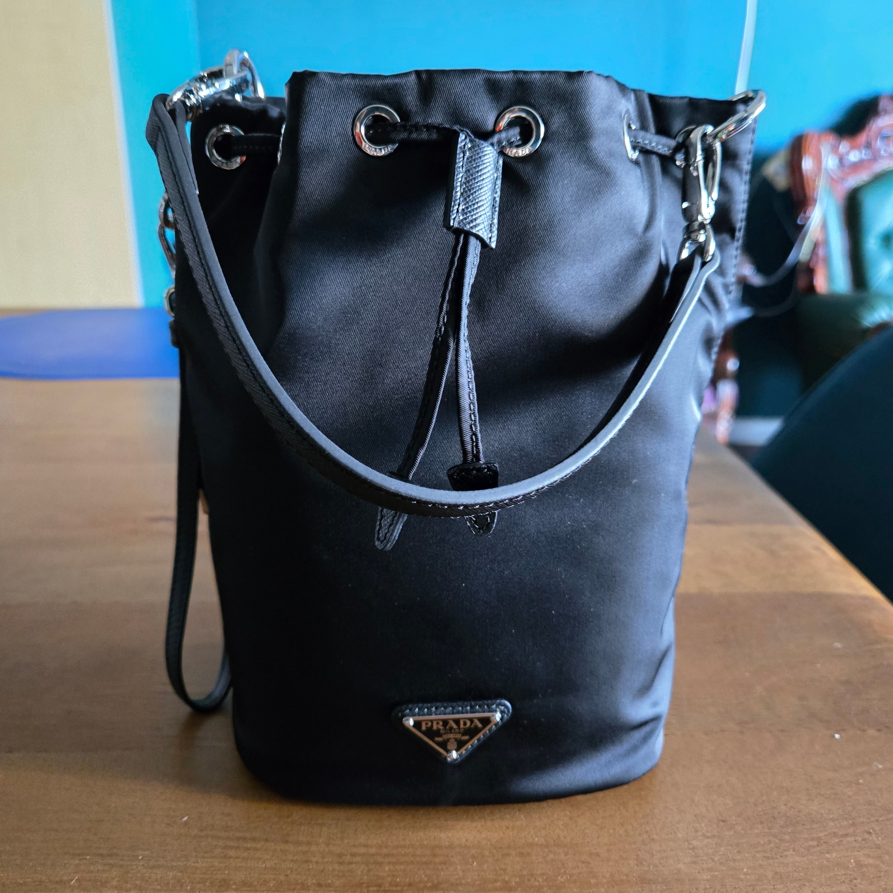 Prada Re-Nylon Drawstring Pouch Black 착용 스타일 - 1