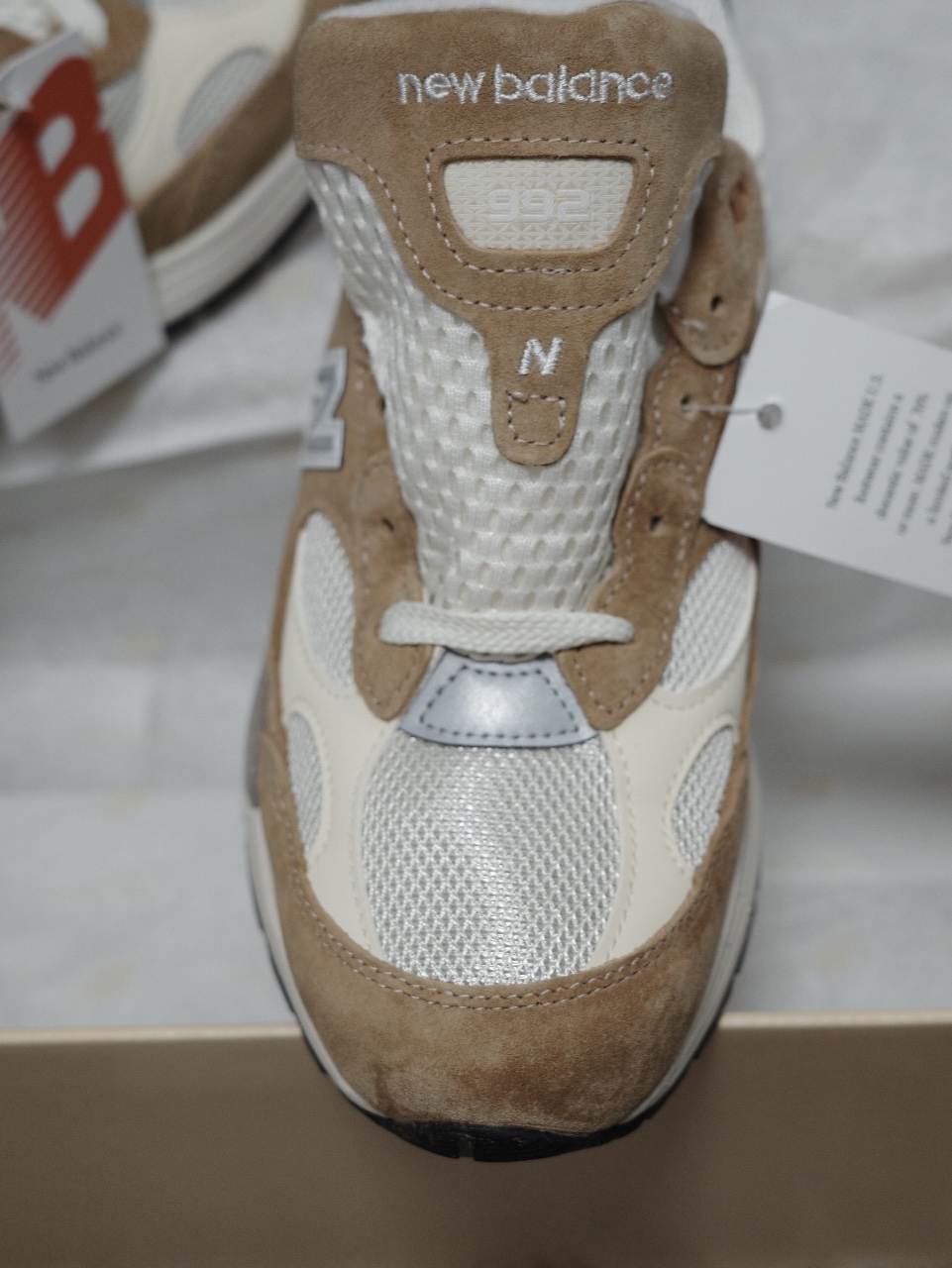 New Balance 992 Made in USA Sweet Caramel Calcium 착용 스타일 - 3