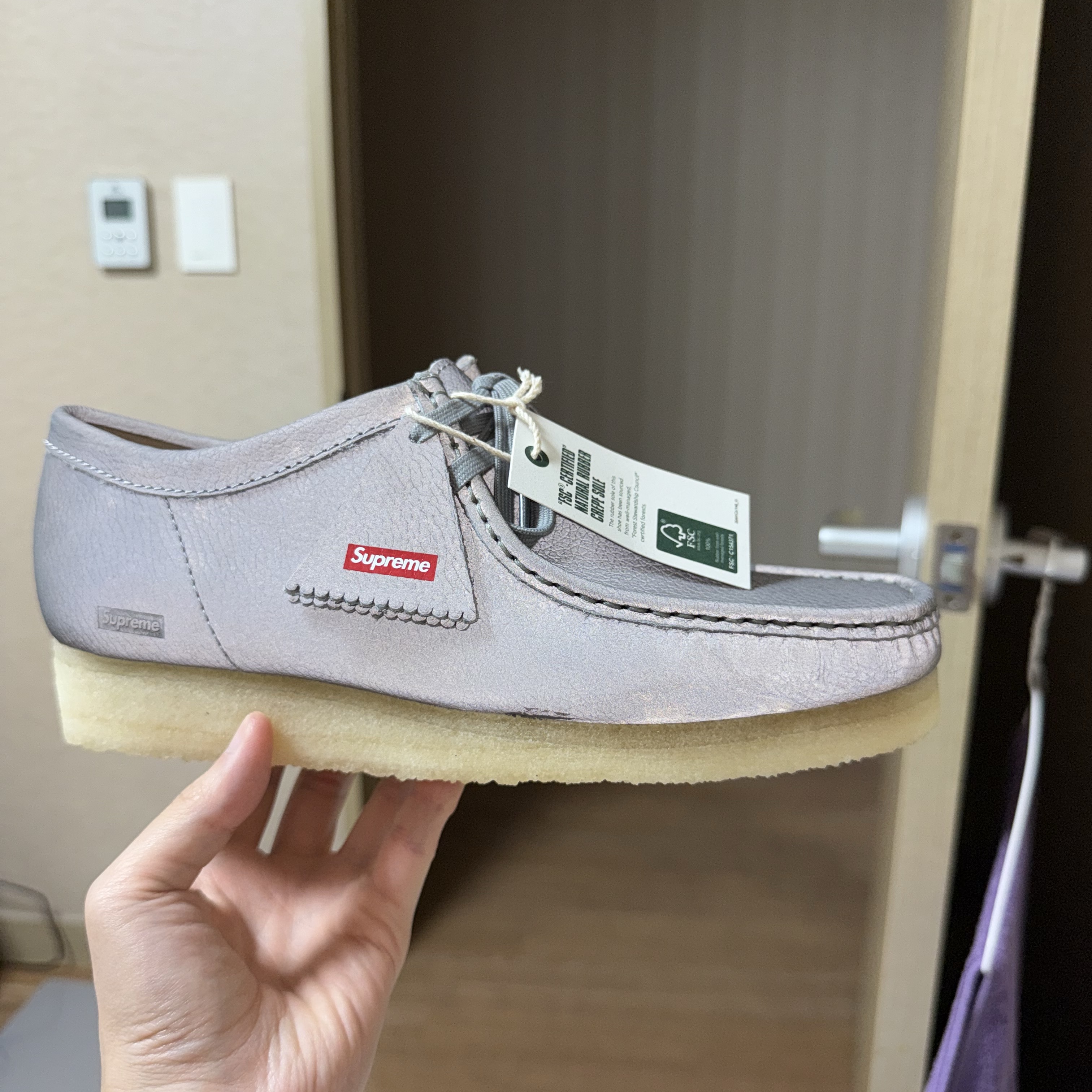 Clarks x Supreme Reflective Wallabee Silver - 25SS 착용 스타일 - 4