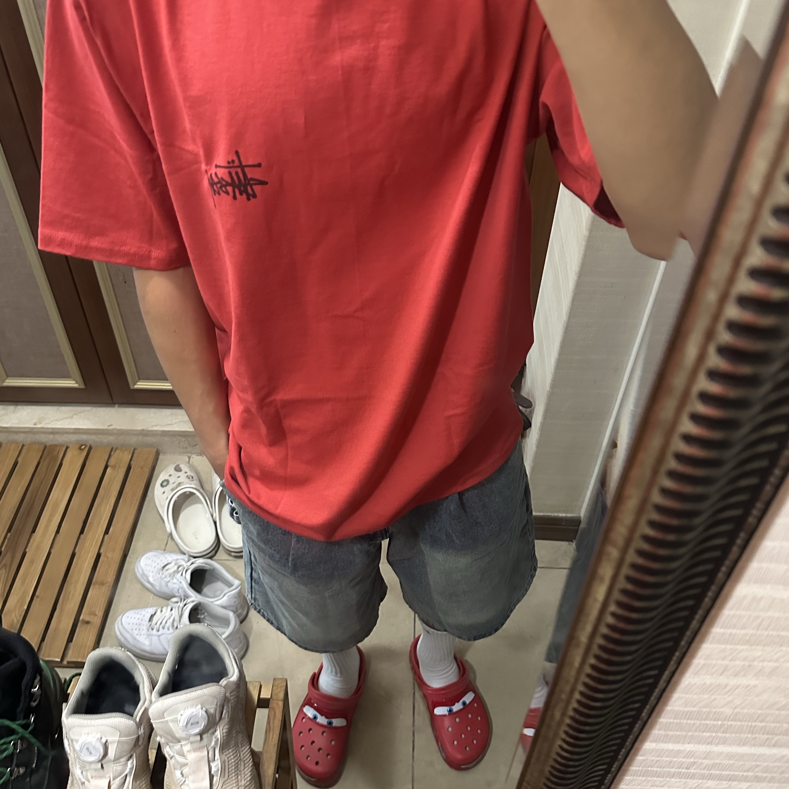Crocs x Cars Classic Clog Lightning McQueen, Stussy Basic Stussy T-Shirt Cayenne 착용 스타일