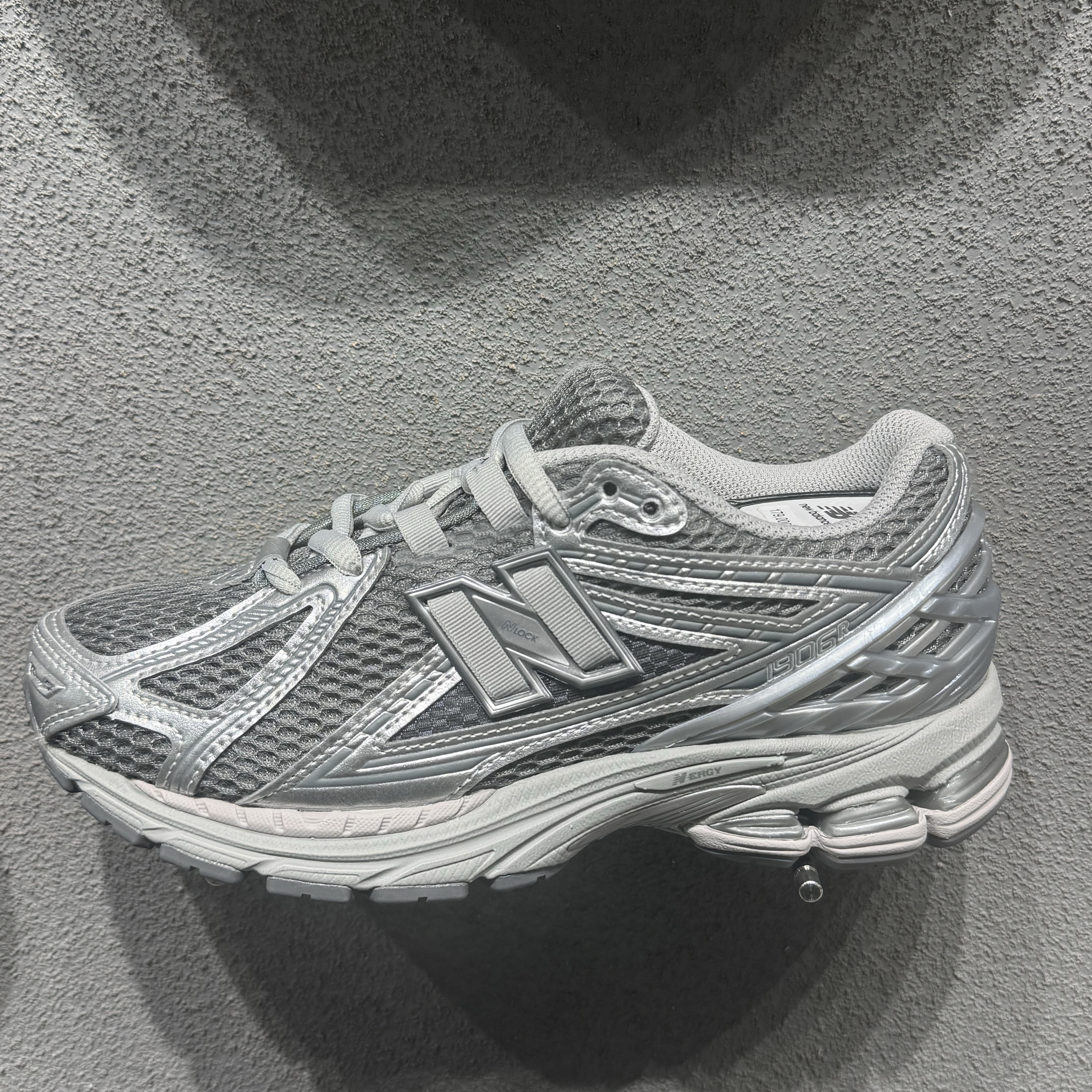 New Balance 1906R Harbor Grey Silver Metalic 착용 스타일