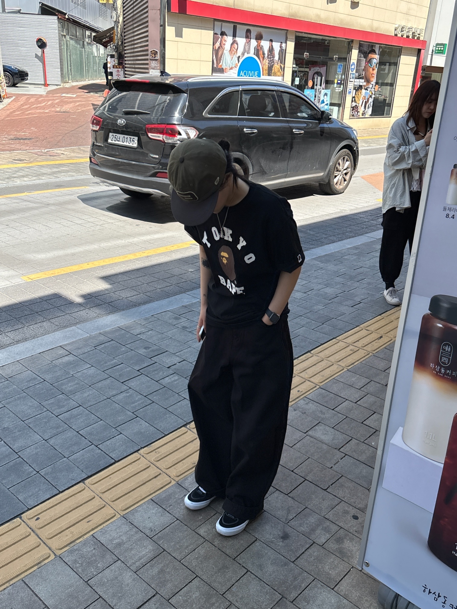 Vans Skate Half Cab Black, BAPE Tokyo College City T-Shirt Black 착용 스타일 - 1