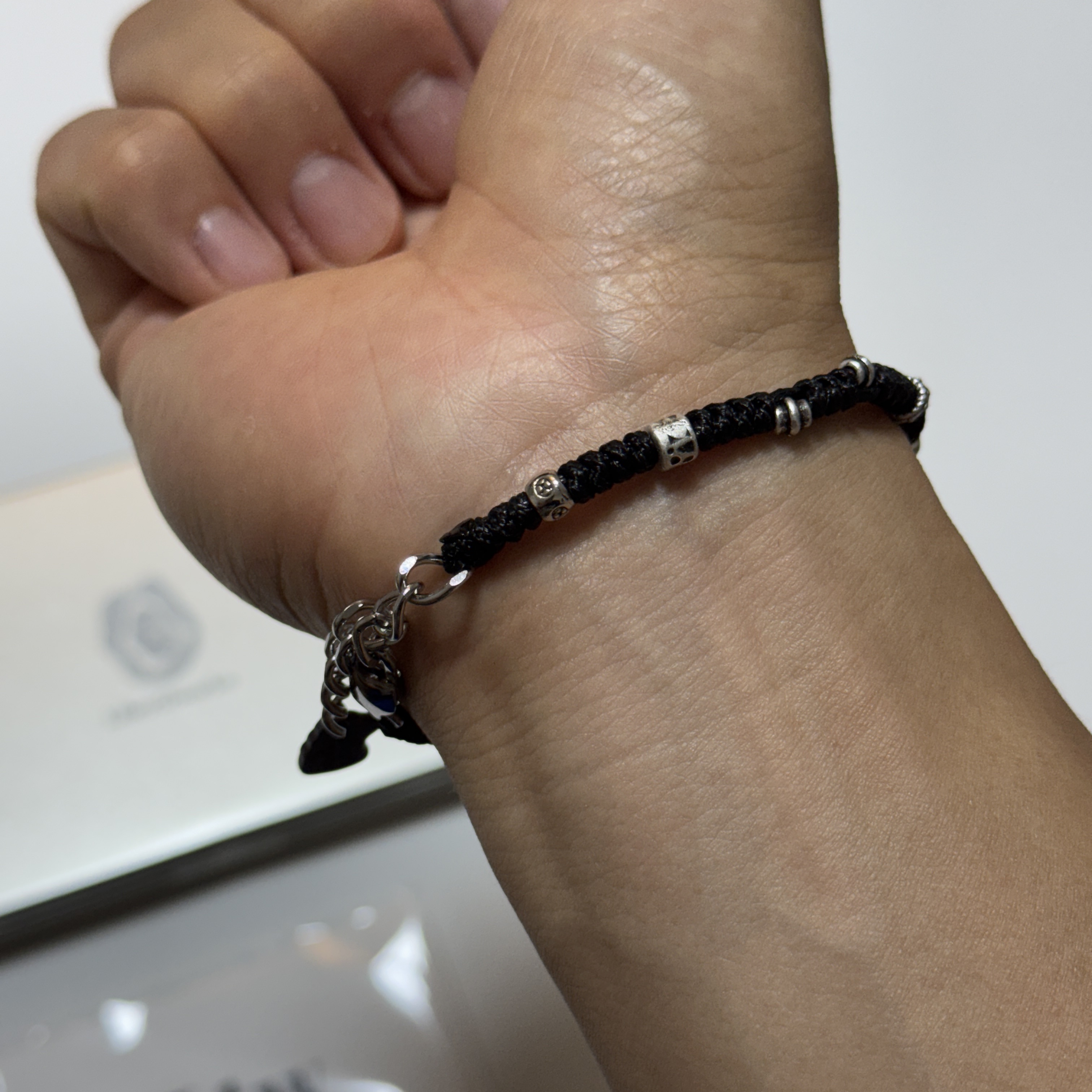 Libertiworko Tiny Knot Bracelet 착용 스타일 - 3