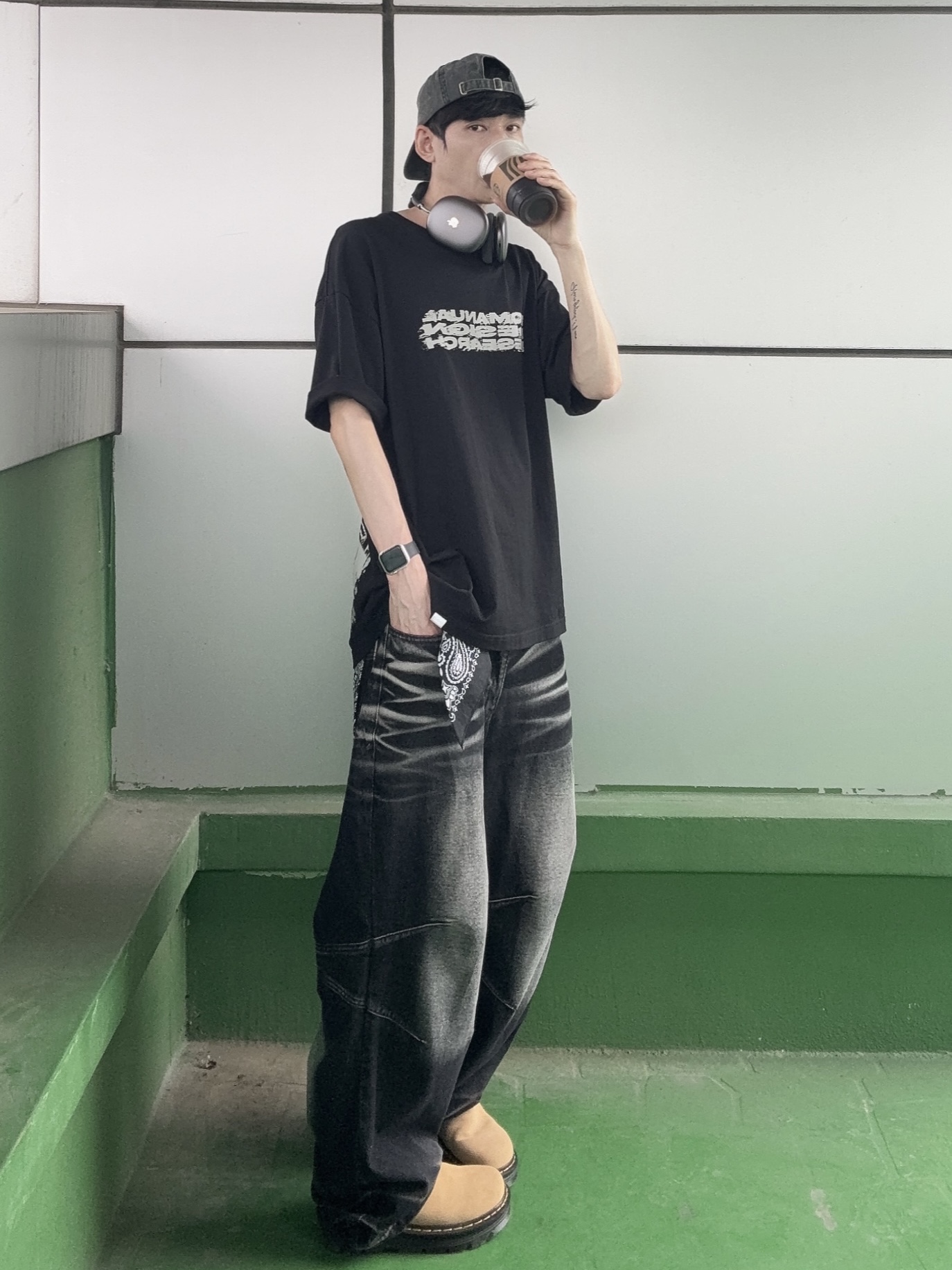 Dr. Martens Zebzag Suede Slingback Platform Mule Savannah Tan, BLR Embossed Wave Washing Wide Denim Pants Black 착용 스타일 - 8
