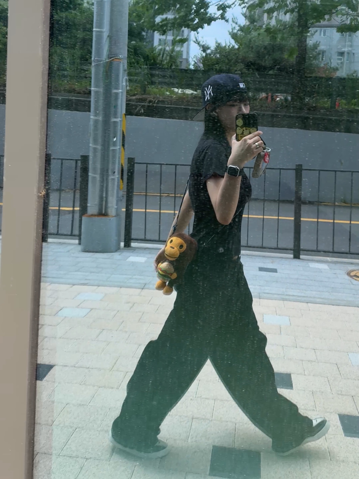 BAPE Baby Milo Mobile Bag 1 Brown, Supreme x MLB Teams Box Logo New Era Navy New York - 24SS 착용 스타일