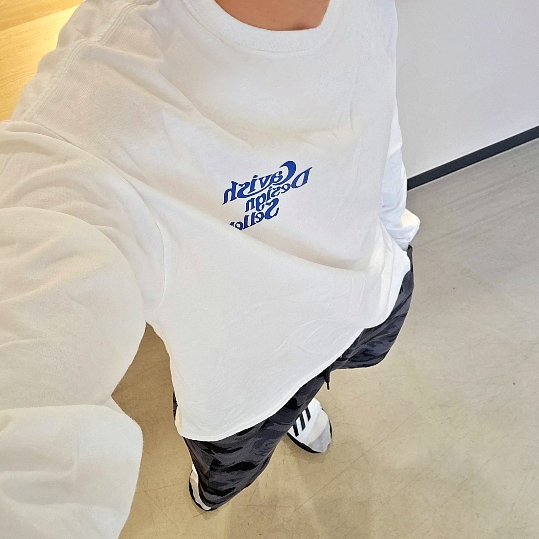 CAVISH Seller Logo Ls Tee White, Adidas Alphabounce Slide White Core Black 착용 스타일 - 2