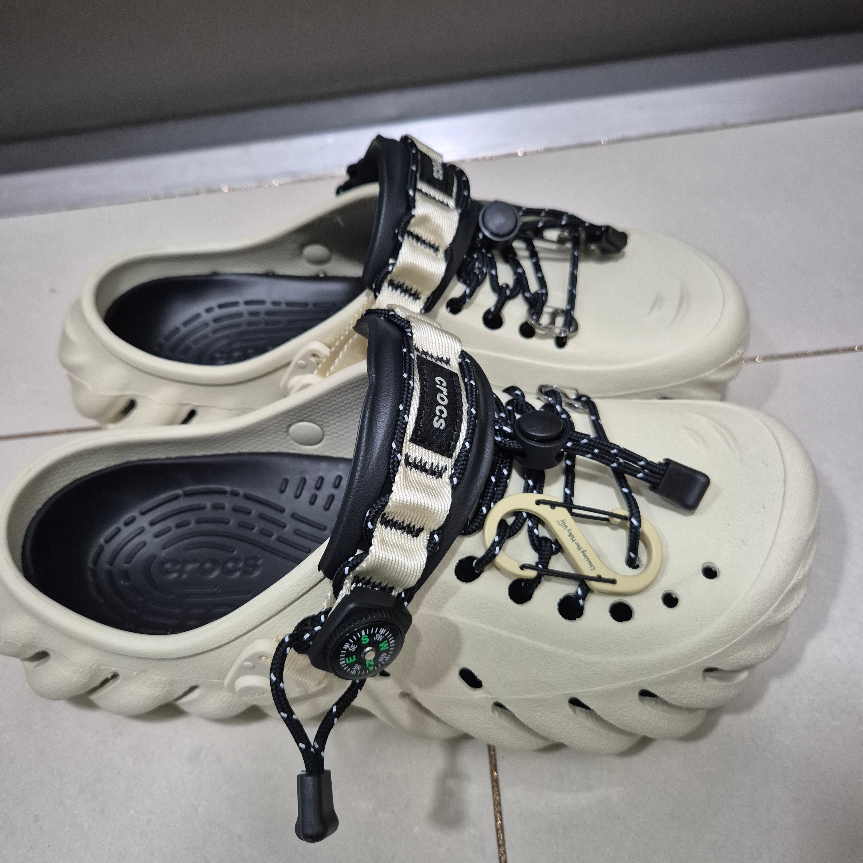 Crocs Echo Clog Bone Black 착용 스타일 - 3