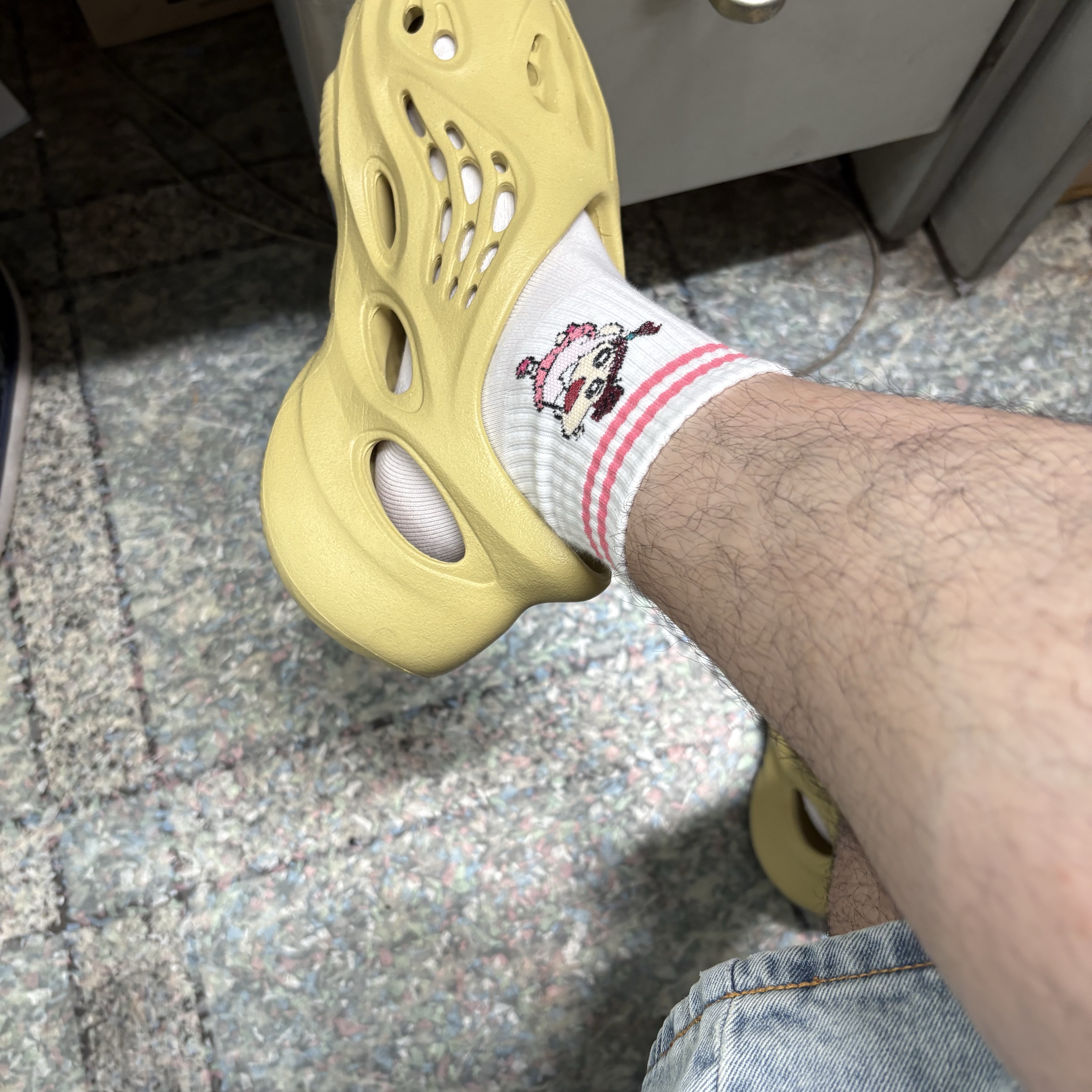 Adidas Yeezy Foam RNNR Sulfur 착용 스타일