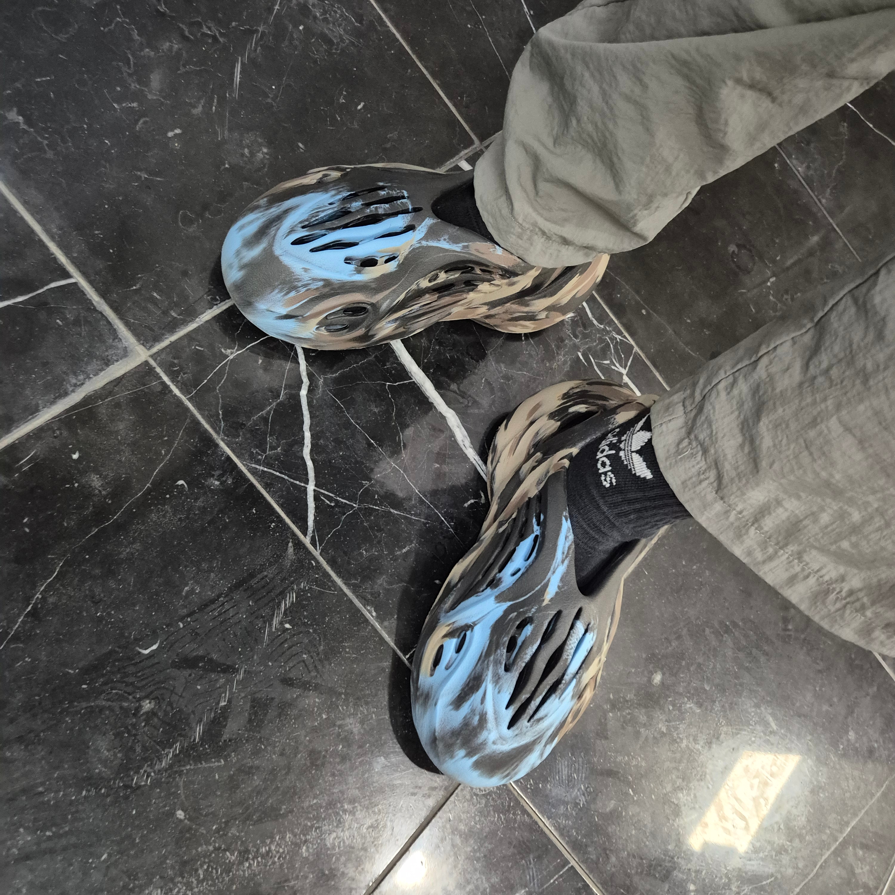 Adidas Yeezy Foam RNNR MX Cinder 착용 스타일 - 1