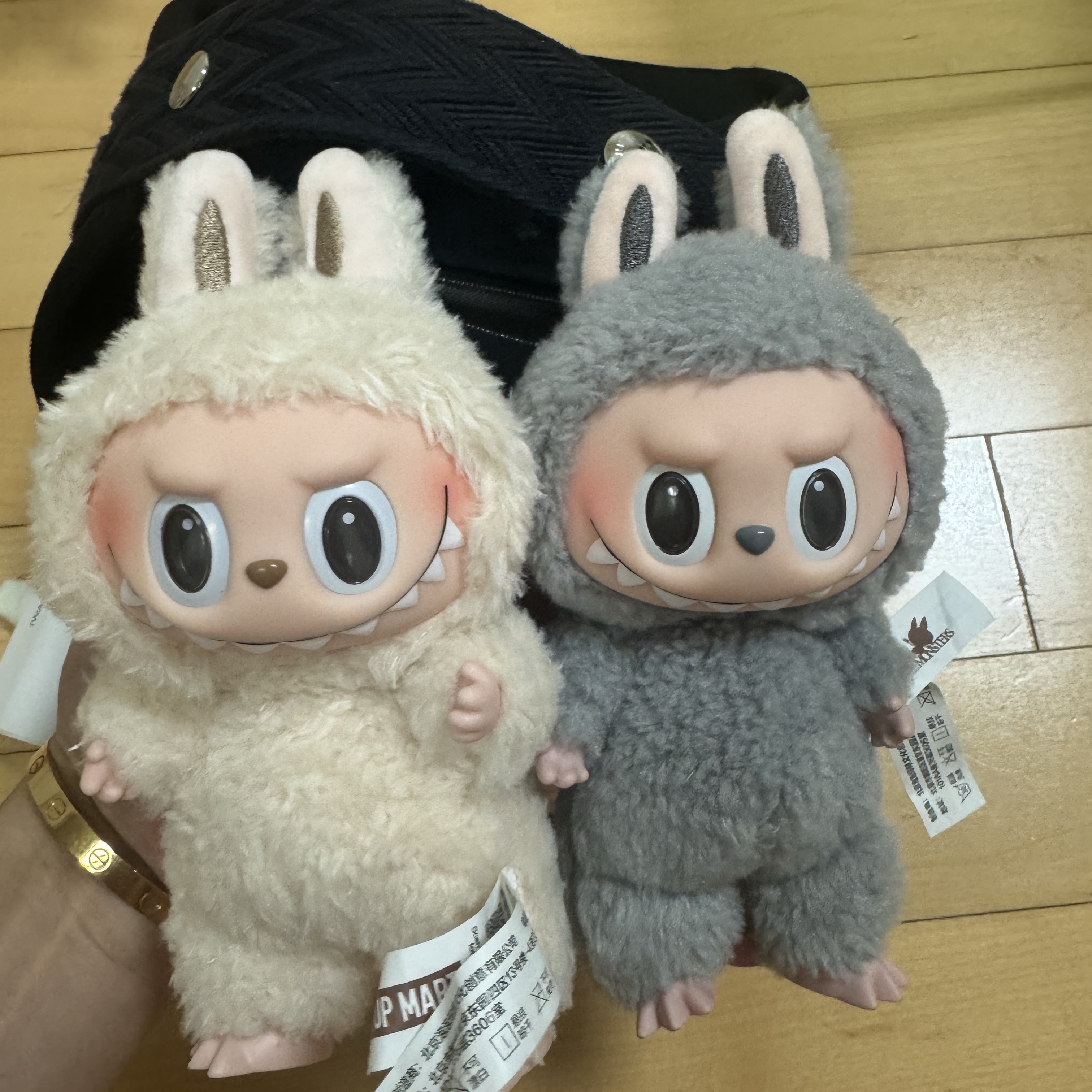 Pop Mart Labubu The Monsters Labubu Tasty Macarons Series Soymilk Keyring 착용 스타일