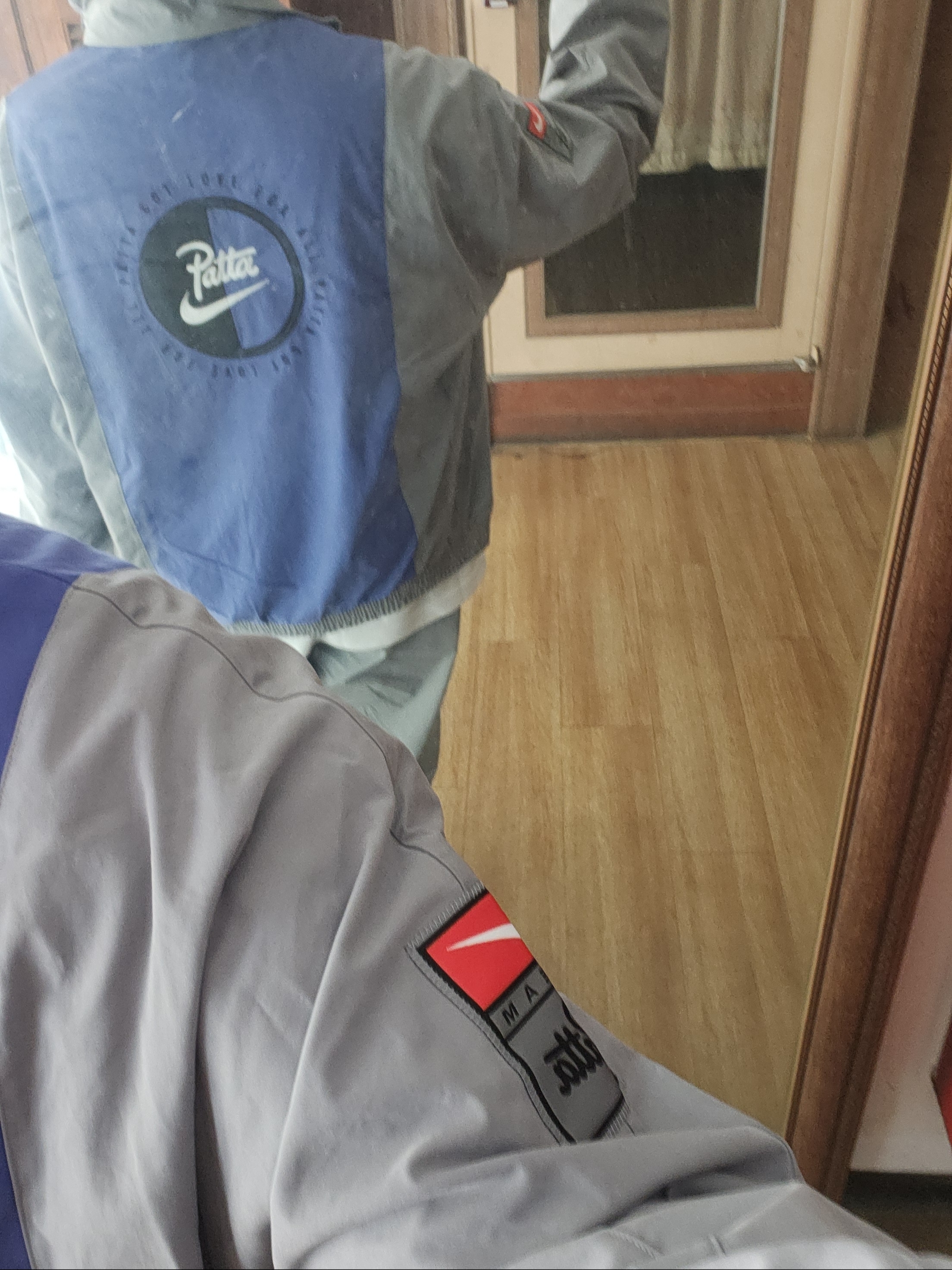 Nike x Patta Track Jacket Particle Grey Sapphire (HJ0712-073), Nike x Patta Track Pants Particle Grey Sapphire (HJ0737-073) 착용 스타일 - 4