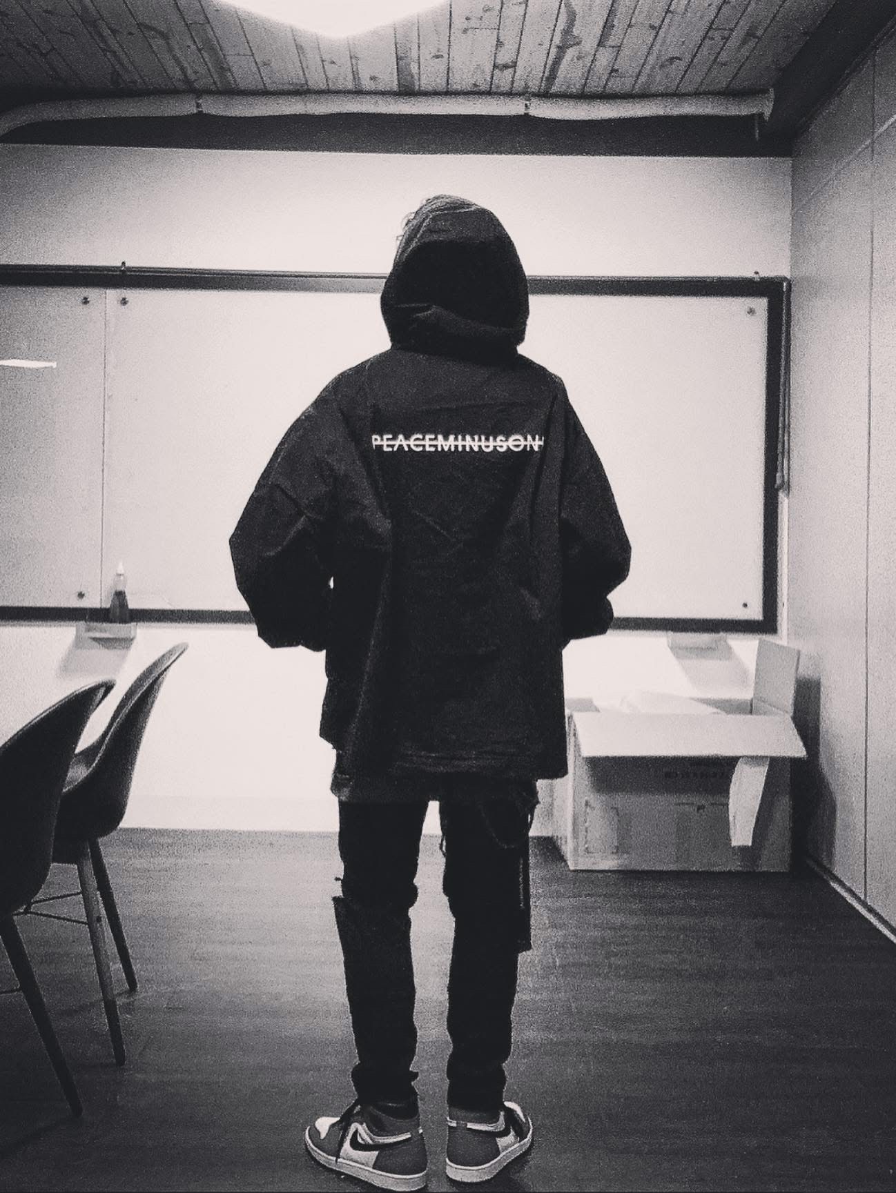Peaceminusone Pullover Hoodie #1 Black, Peaceminusone O-Ring Belt #2 Black 착용 스타일
