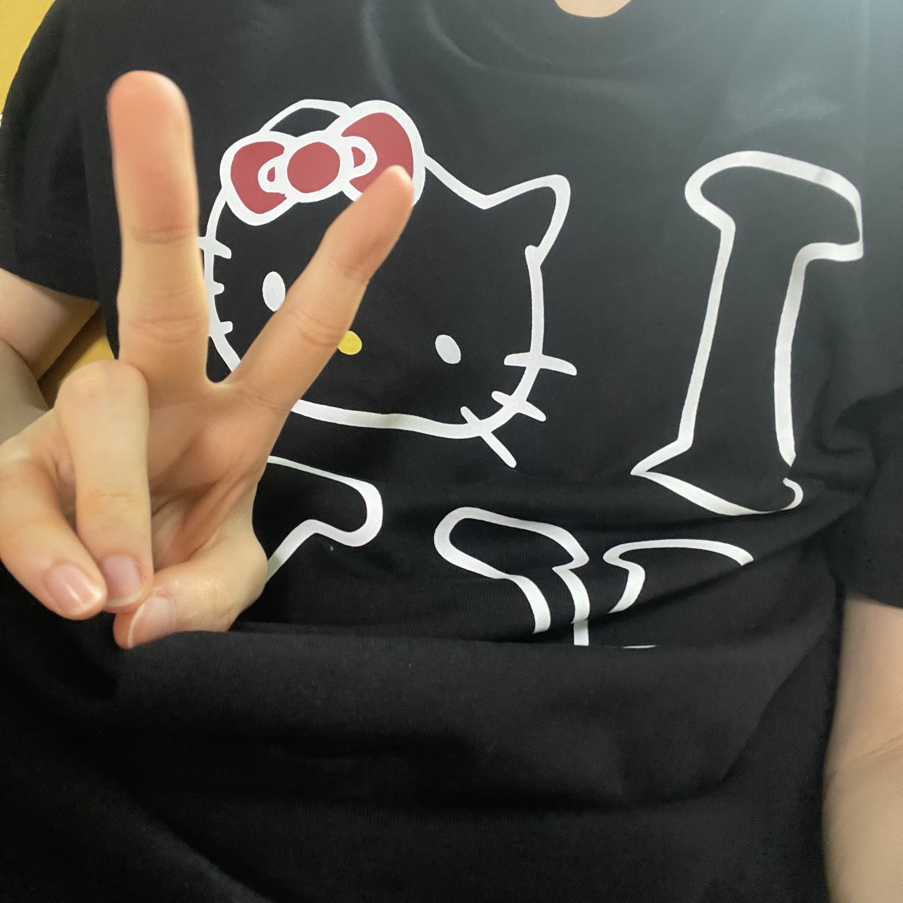 Open Yy x Hello Kitty T-Shirt Black 착용 스타일