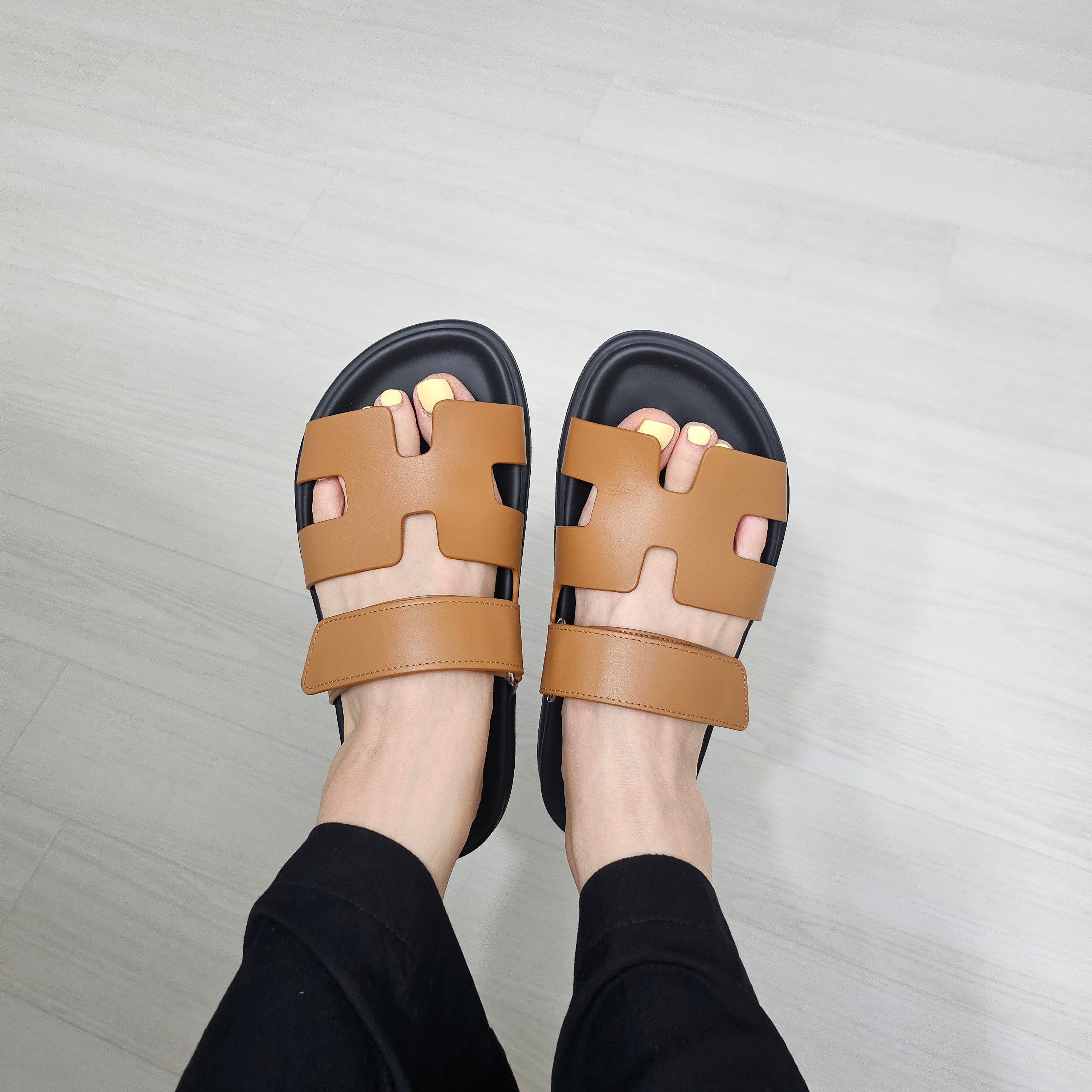 (W) Hermes Chypre Sandal Calfskin & Naturel 착용 스타일