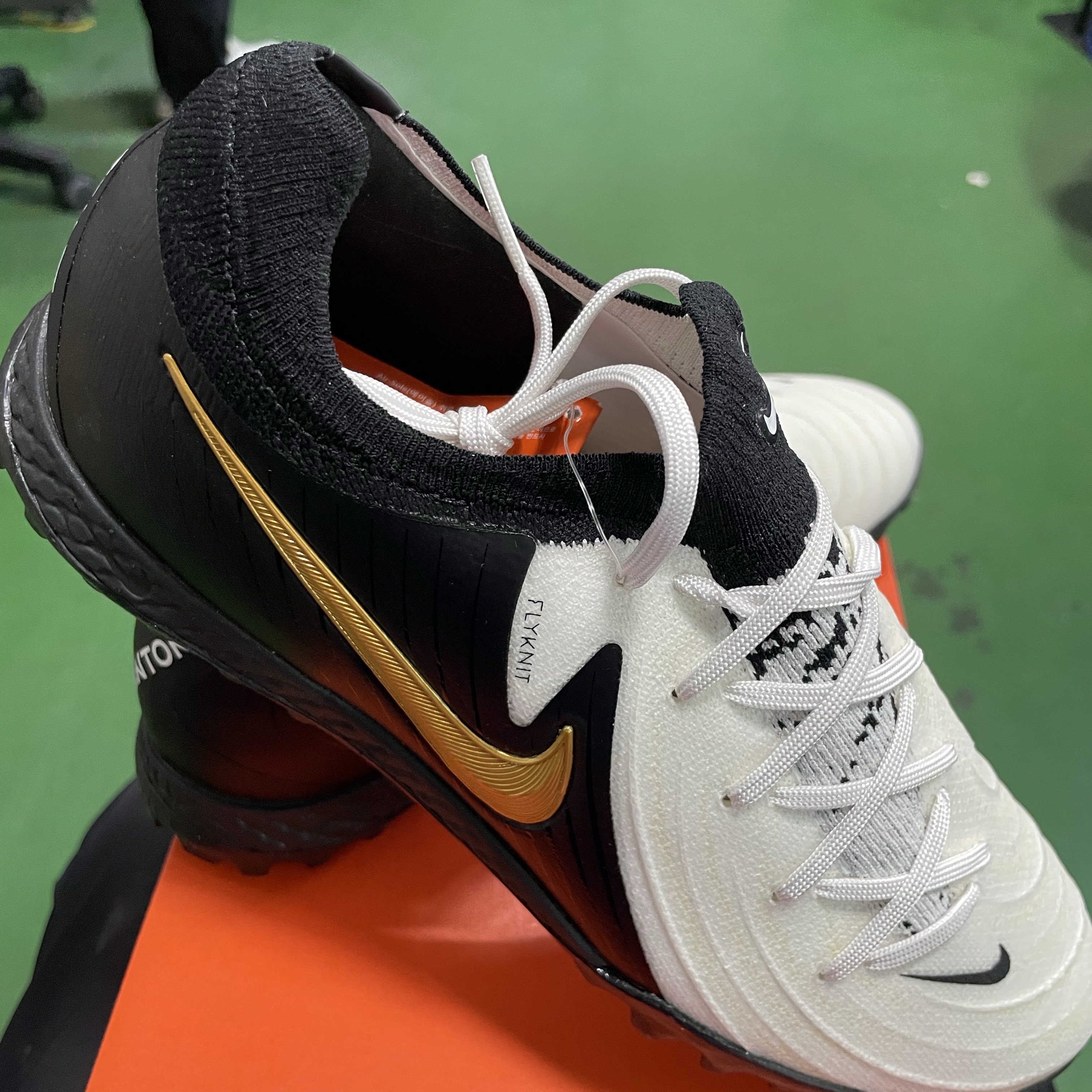 Nike Phantom GX 2 Pro TF White Metallic Gold Coin 착용 스타일 - 1