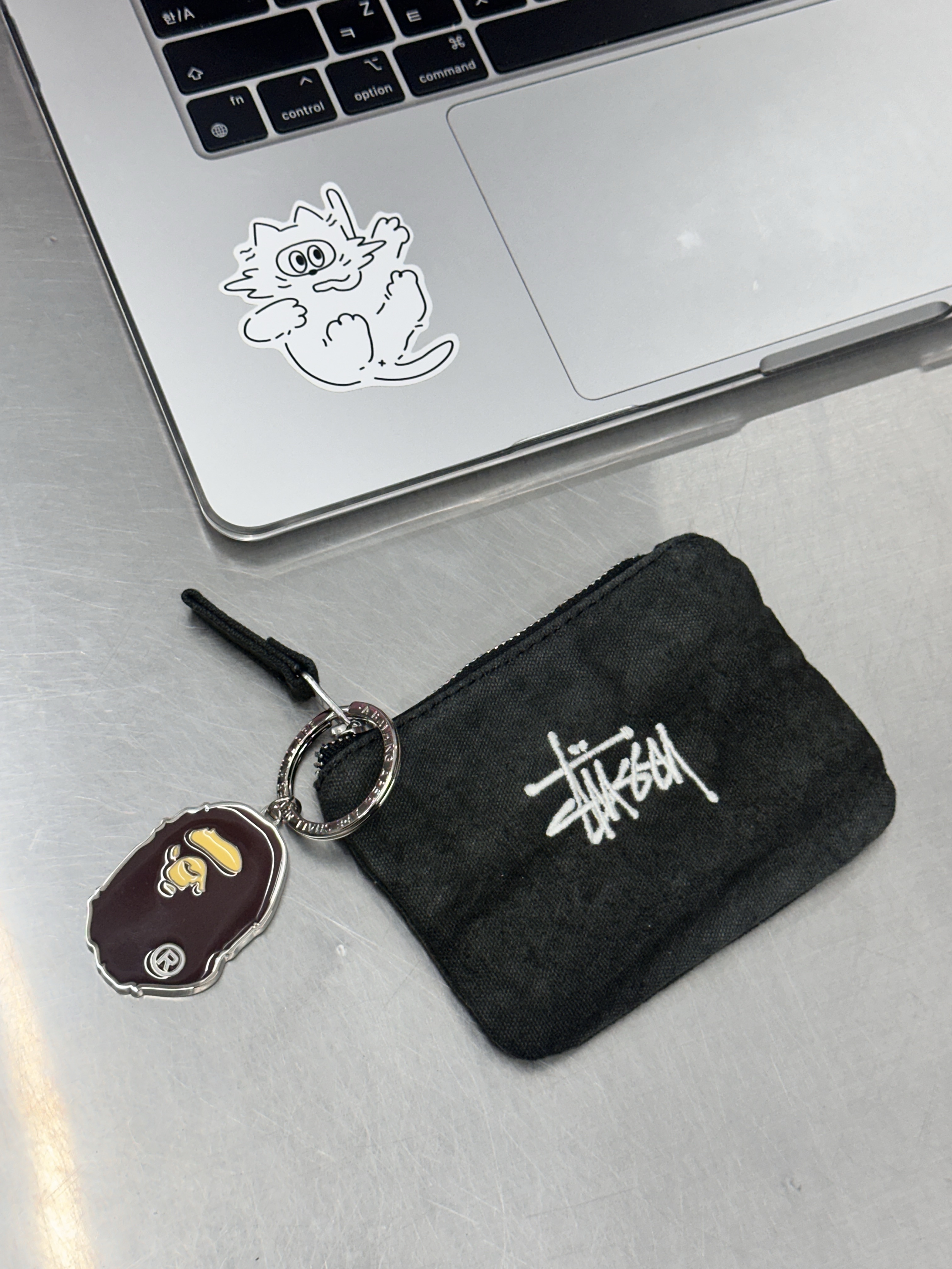 Stussy Canvas Coin Pouch Washed Black, BAPE Ape Head Metal Keychain Brown 착용 스타일