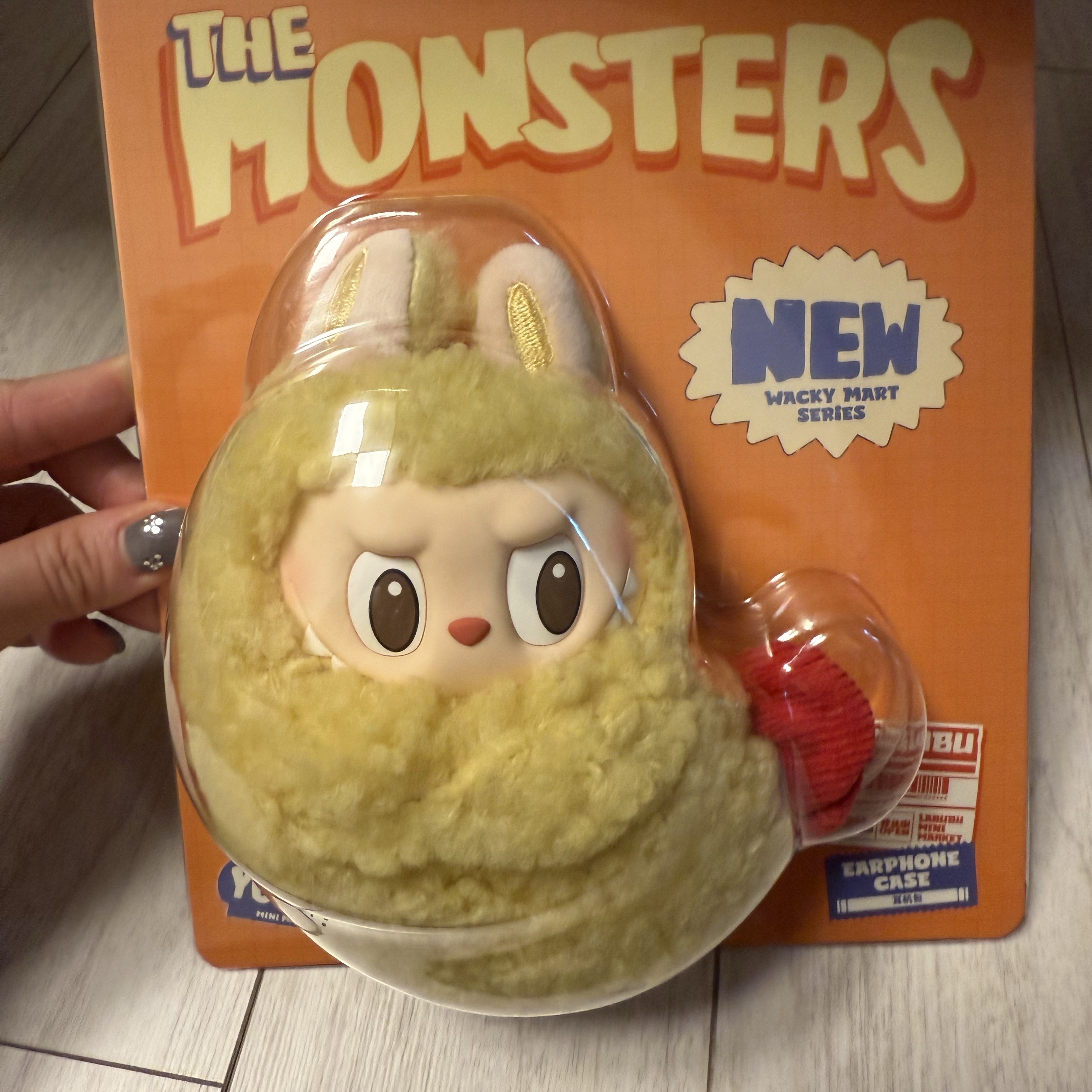 Pop Mart Labubu The Monsters Wacky Mart Series Earphone Case 착용 스타일 - 3