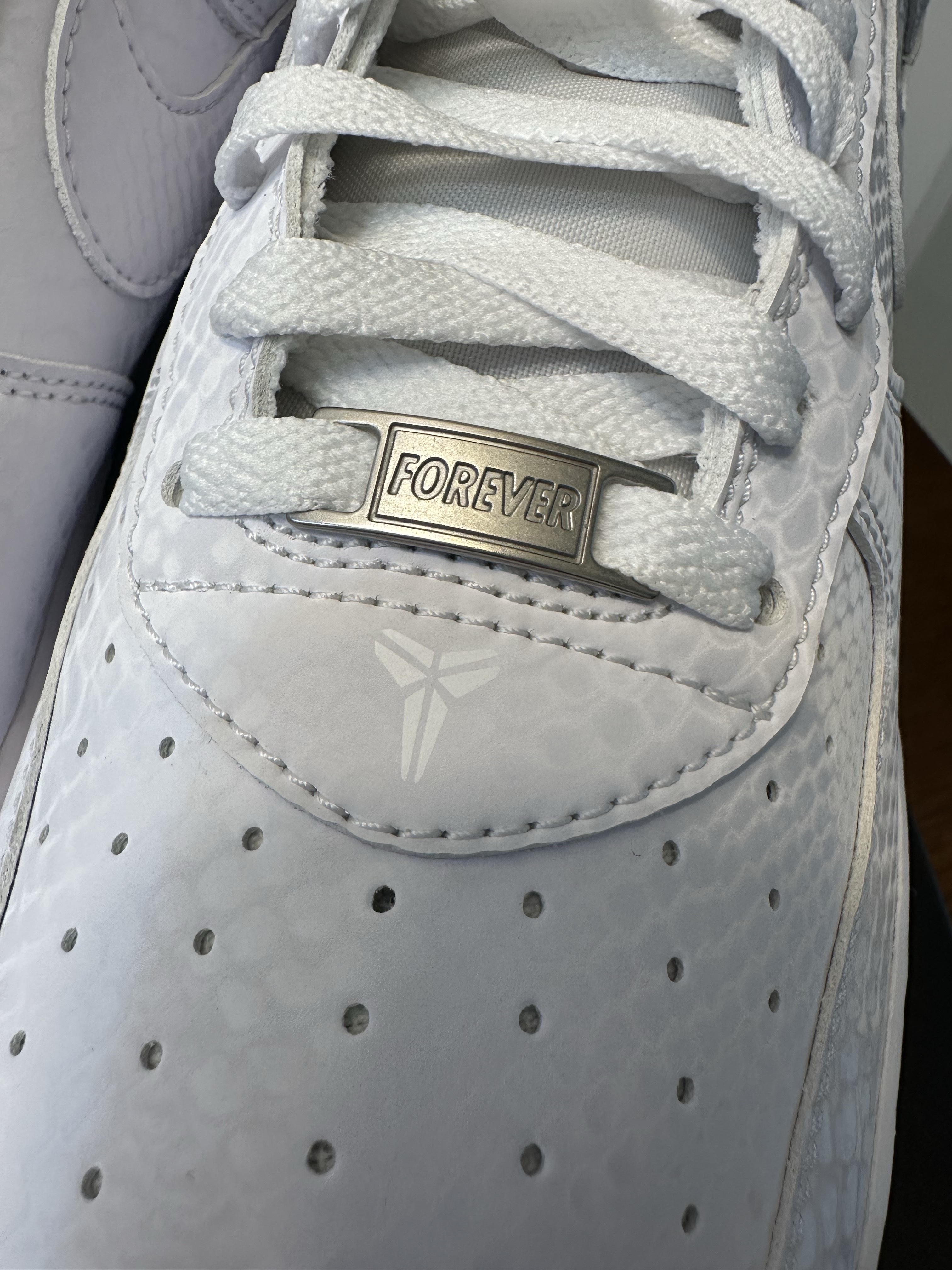 Nike x Kobe Bryant Air Force 1 Low Triple White 착용 스타일 - 3