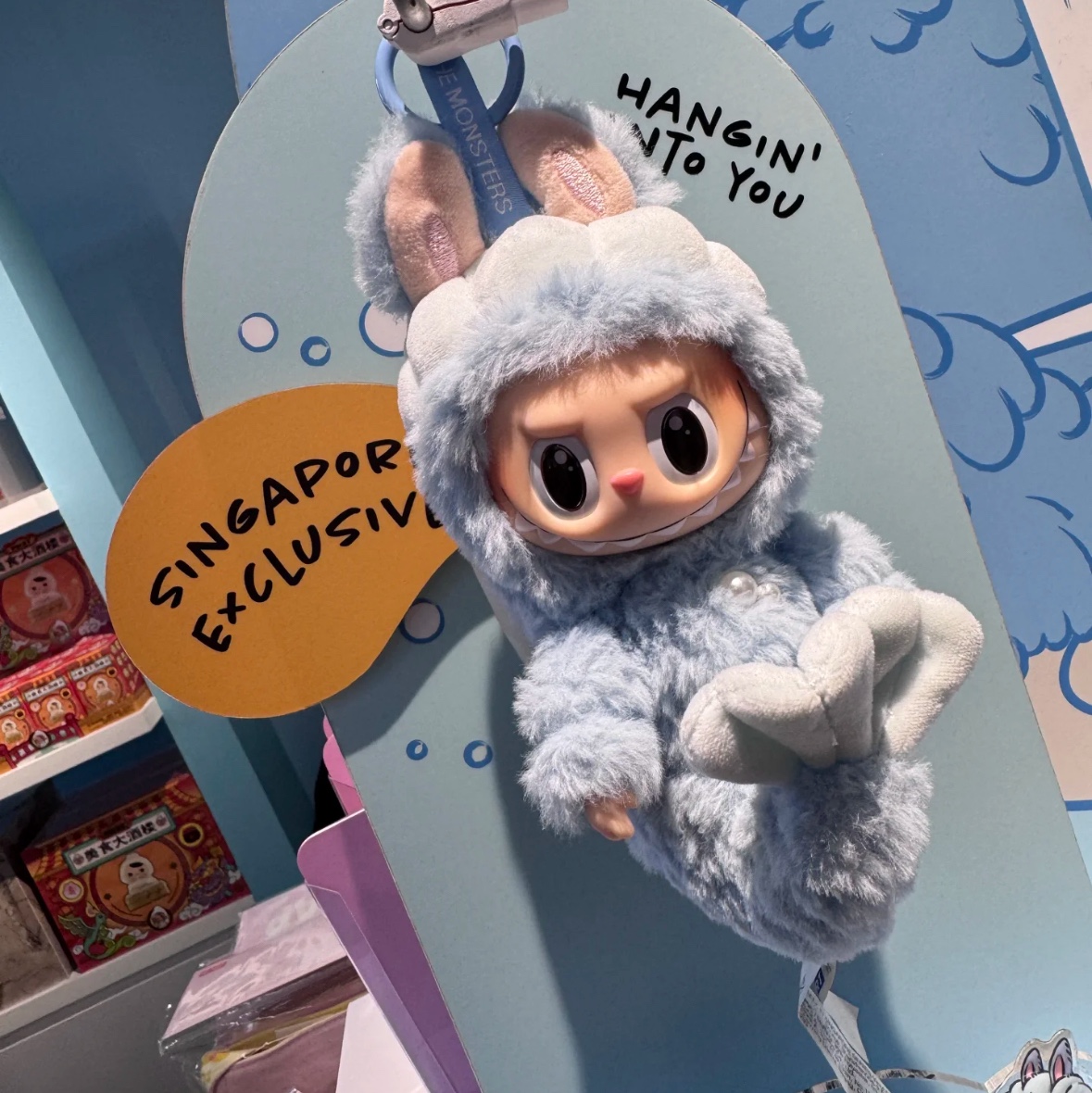 Pop Mart Labubu Hide and Seek In Singapore Series Vinyl Plush Pendant 착용 스타일