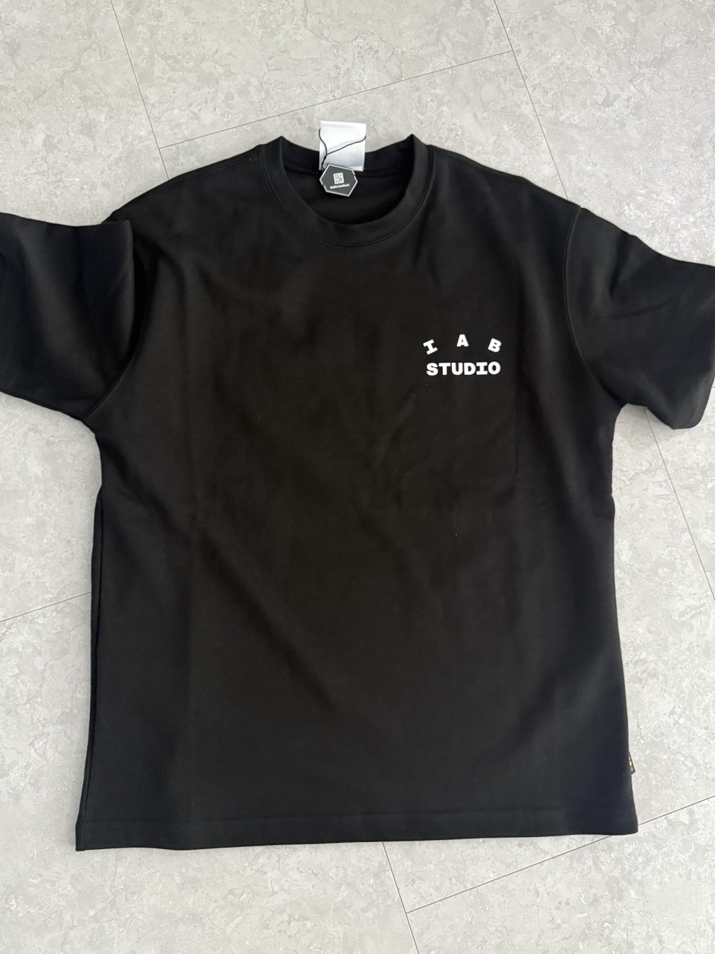 IAB Studio Basic T-Shirt Black White 착용 스타일