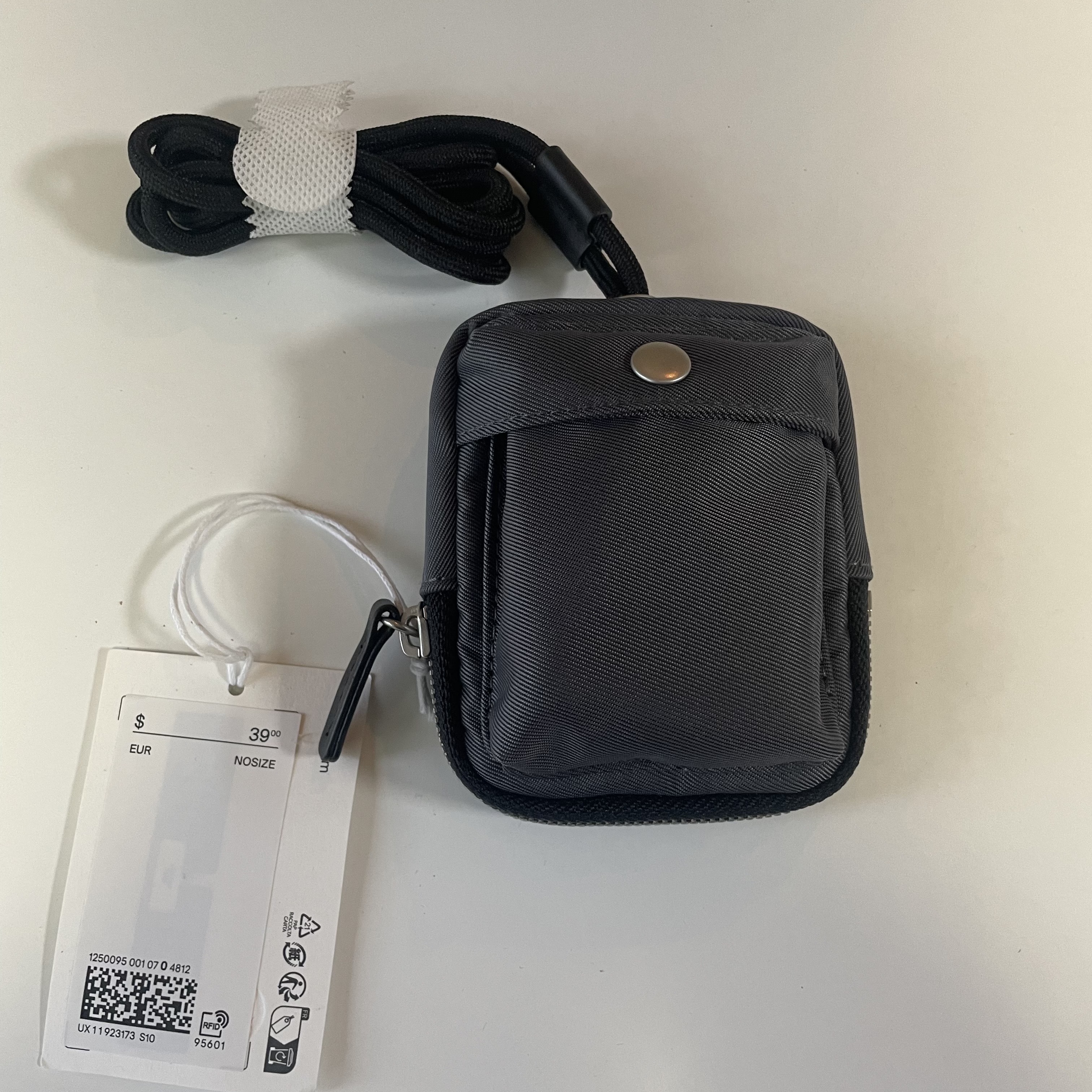 COS Nylon Mini Crossbody Pouch Grey 착용 스타일 - 2