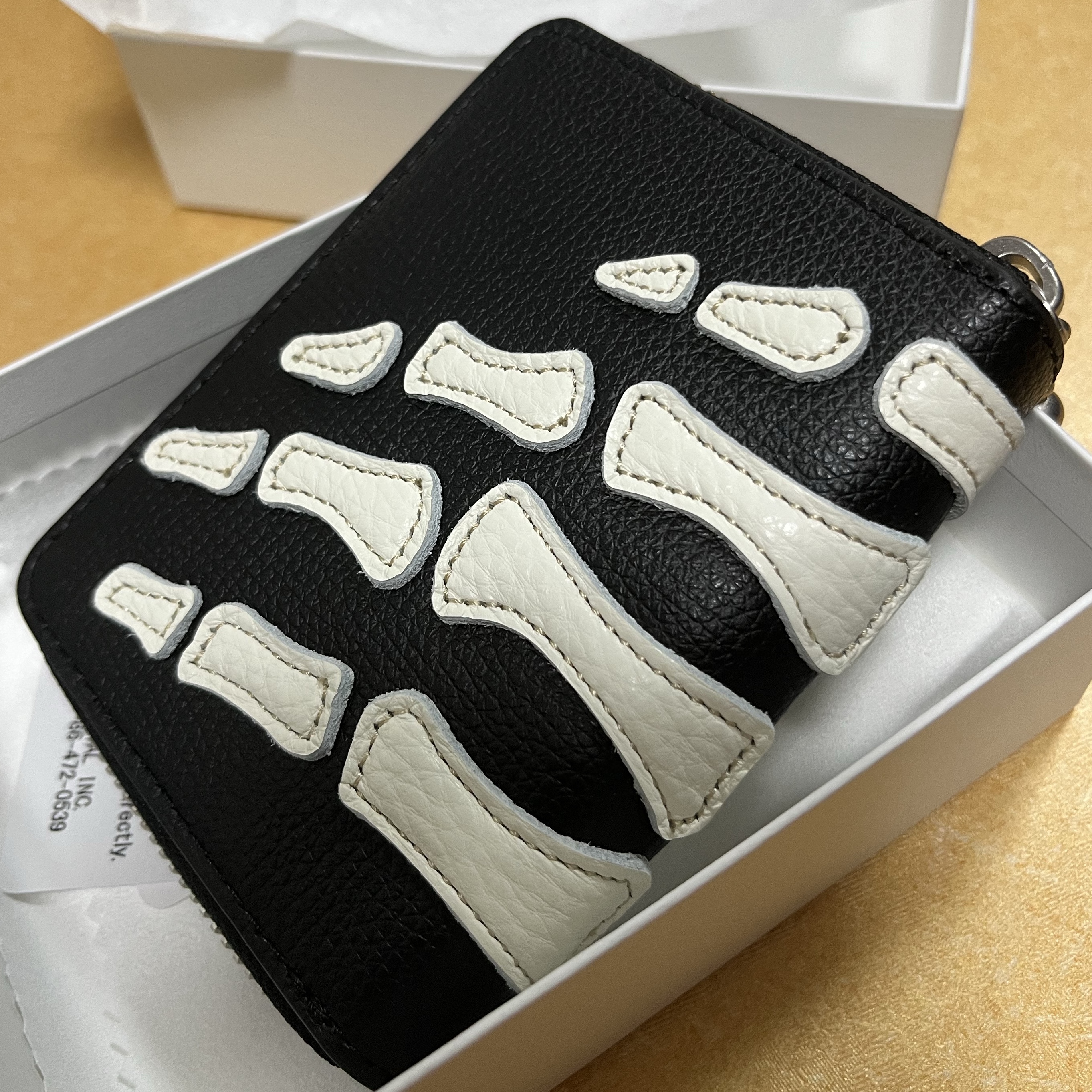 Kapital Thumbs Up Bone Hand Zip Mini Wallet Black 착용 스타일