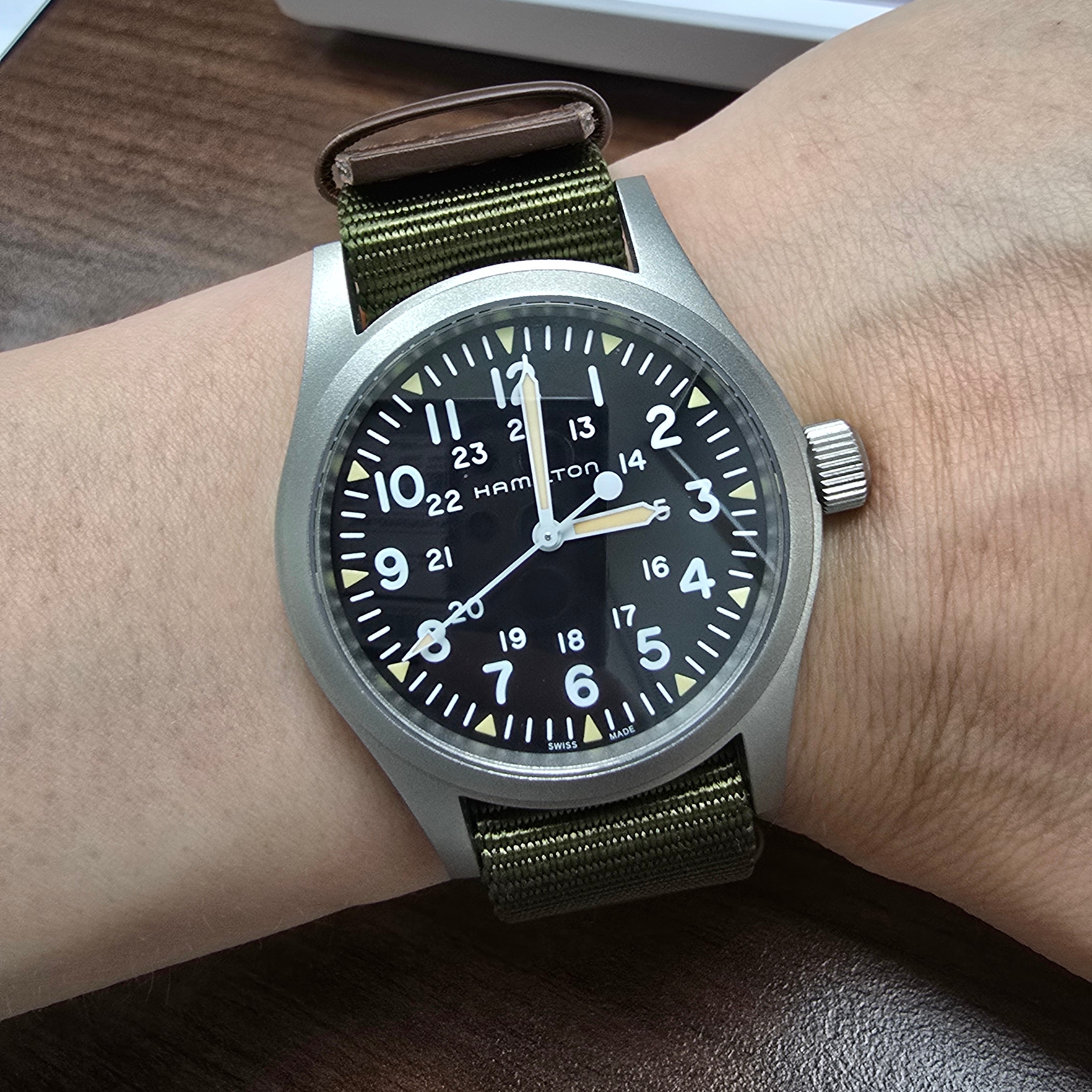 Hamilton Khaki Field Mechanical 38mm Nato Strap Green Black 착용 스타일