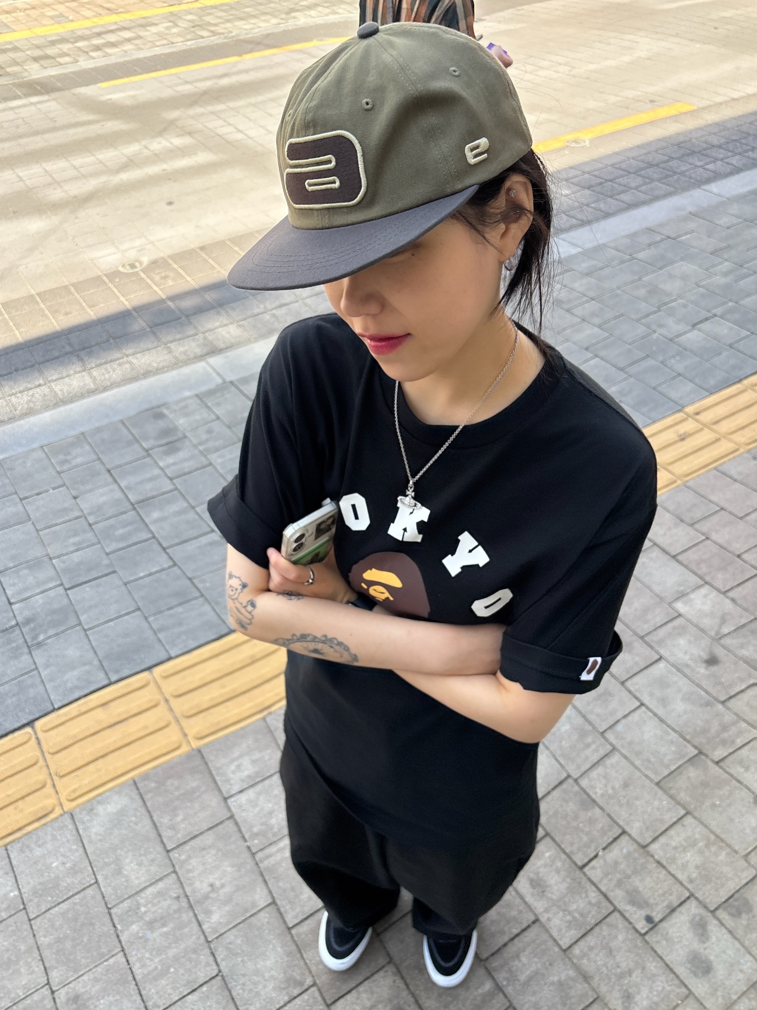 Vans Skate Half Cab Black, BAPE Tokyo College City T-Shirt Black 착용 스타일 - 2