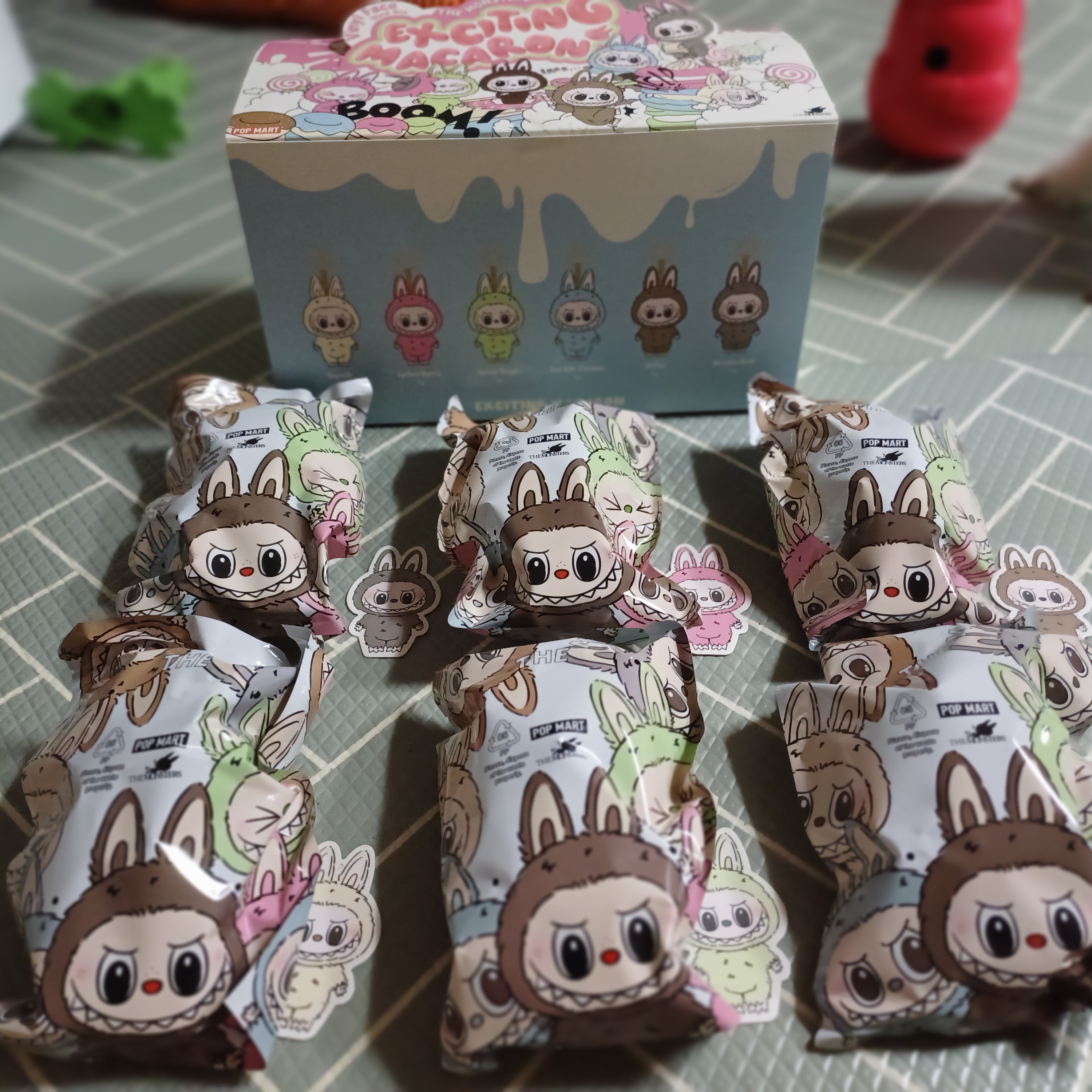 Pop Mart The Monsters Labubu Tasty Macarons Series Sealed Case (6 Blind Boxes) 착용 스타일