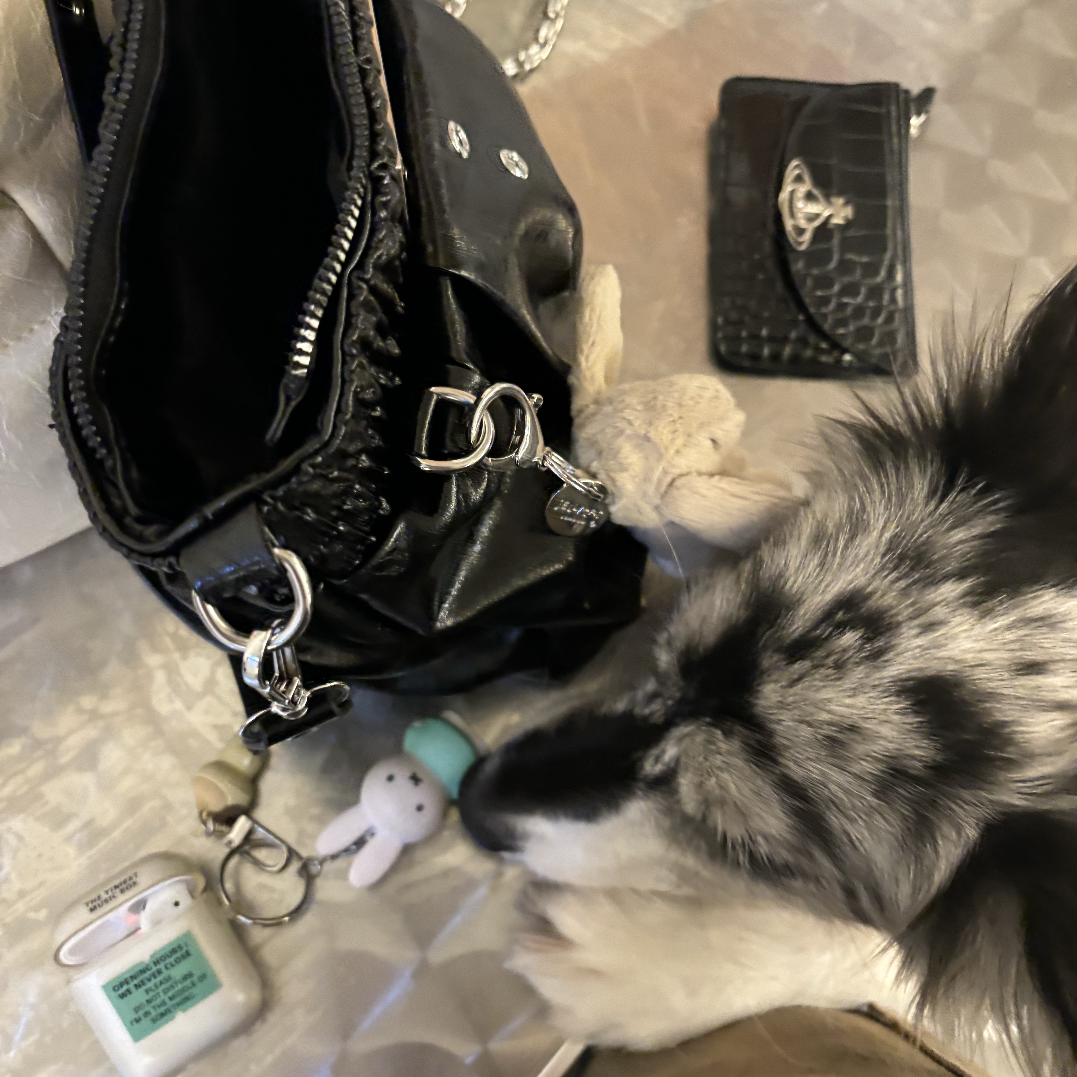 Jellycat Bashful Bunny Bag Charm Beige, Vivienne Westwood Half Moon Card Holder Black 착용 스타일 - 2
