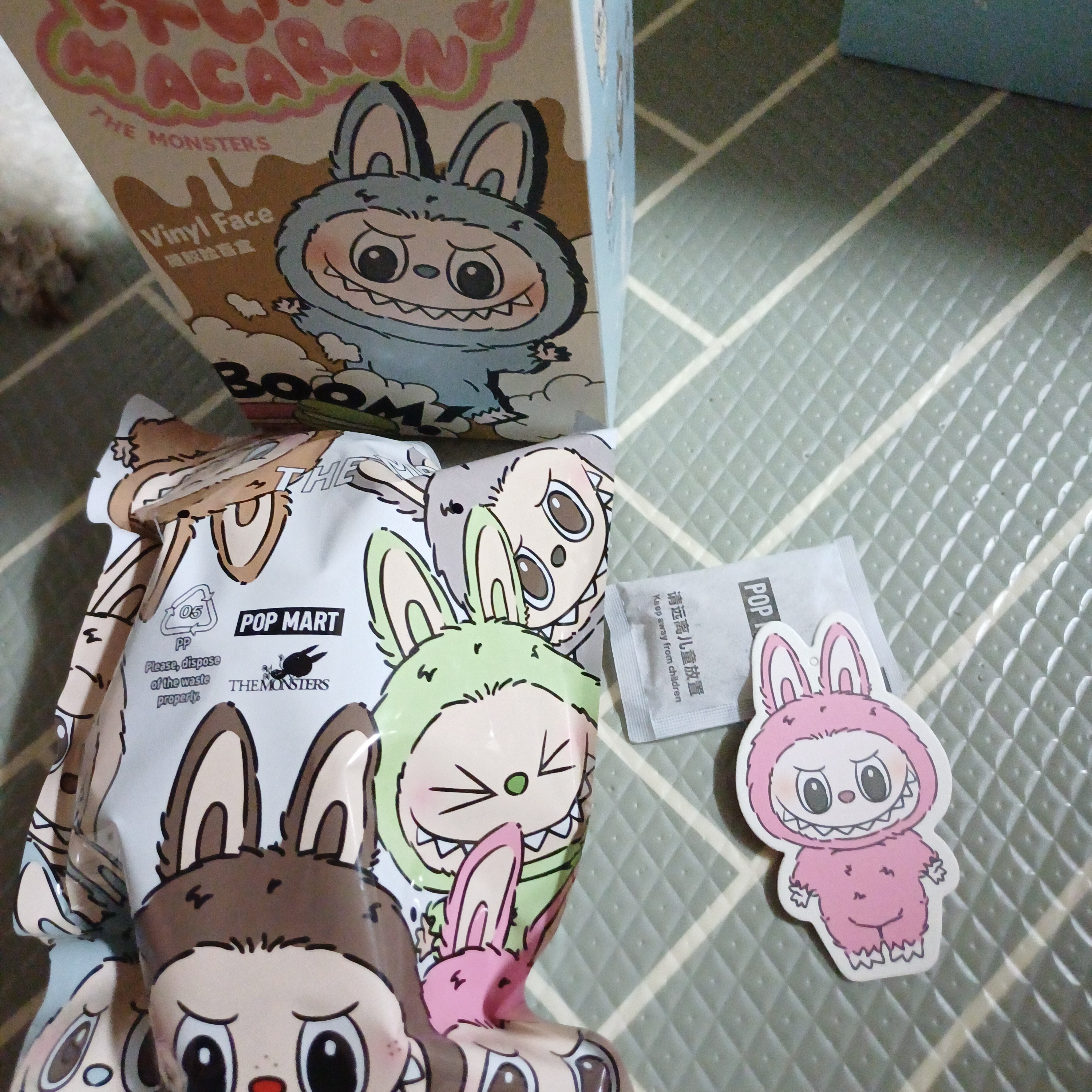 Pop Mart The Monsters Labubu Tasty Macarons Series Sealed Case (6 Blind Boxes) 착용 스타일