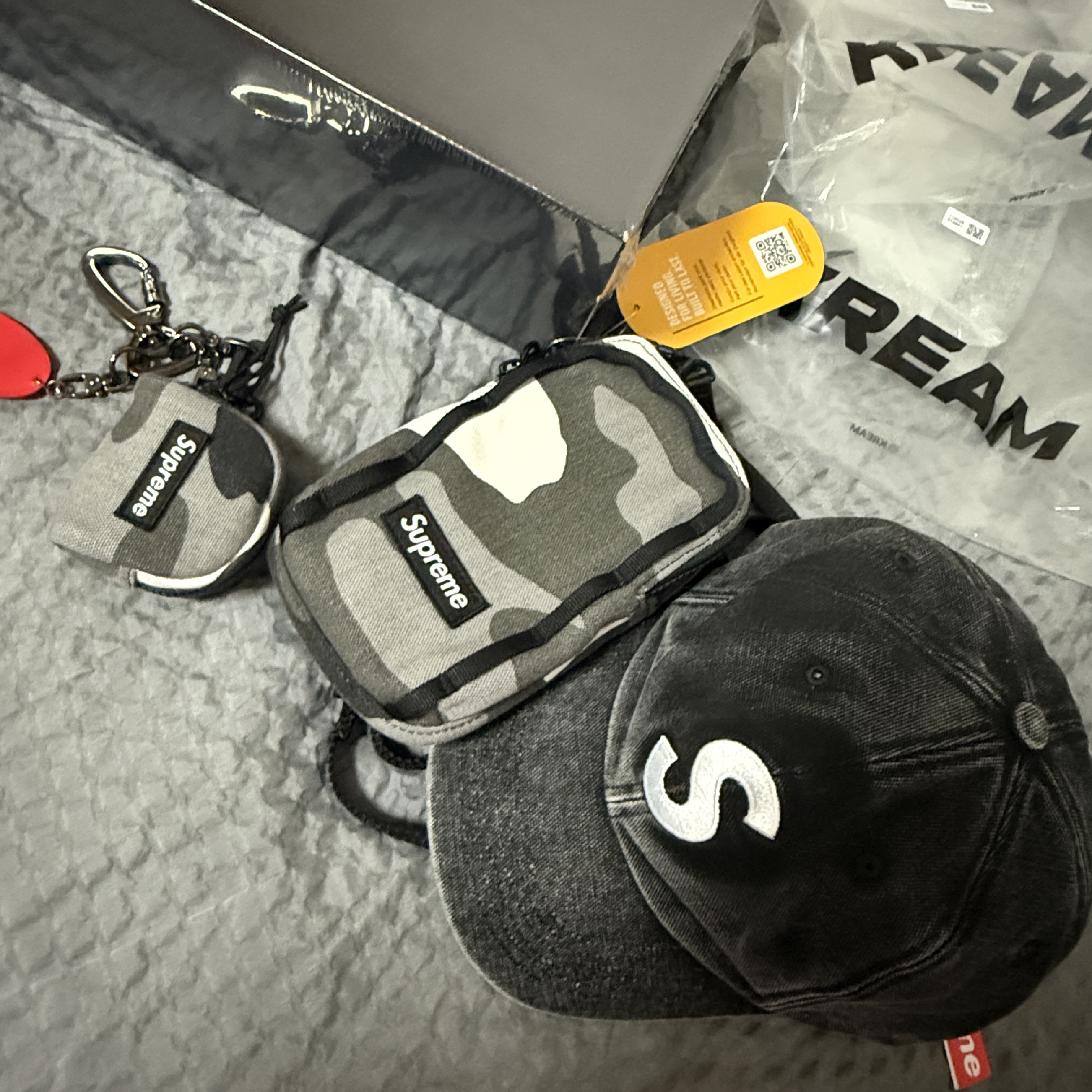 Supreme Pigment S Logo 6-Panel Black - 24FW, Supreme Camera Bag + Mini Pouch Snow Camo - 25SS 착용 스타일