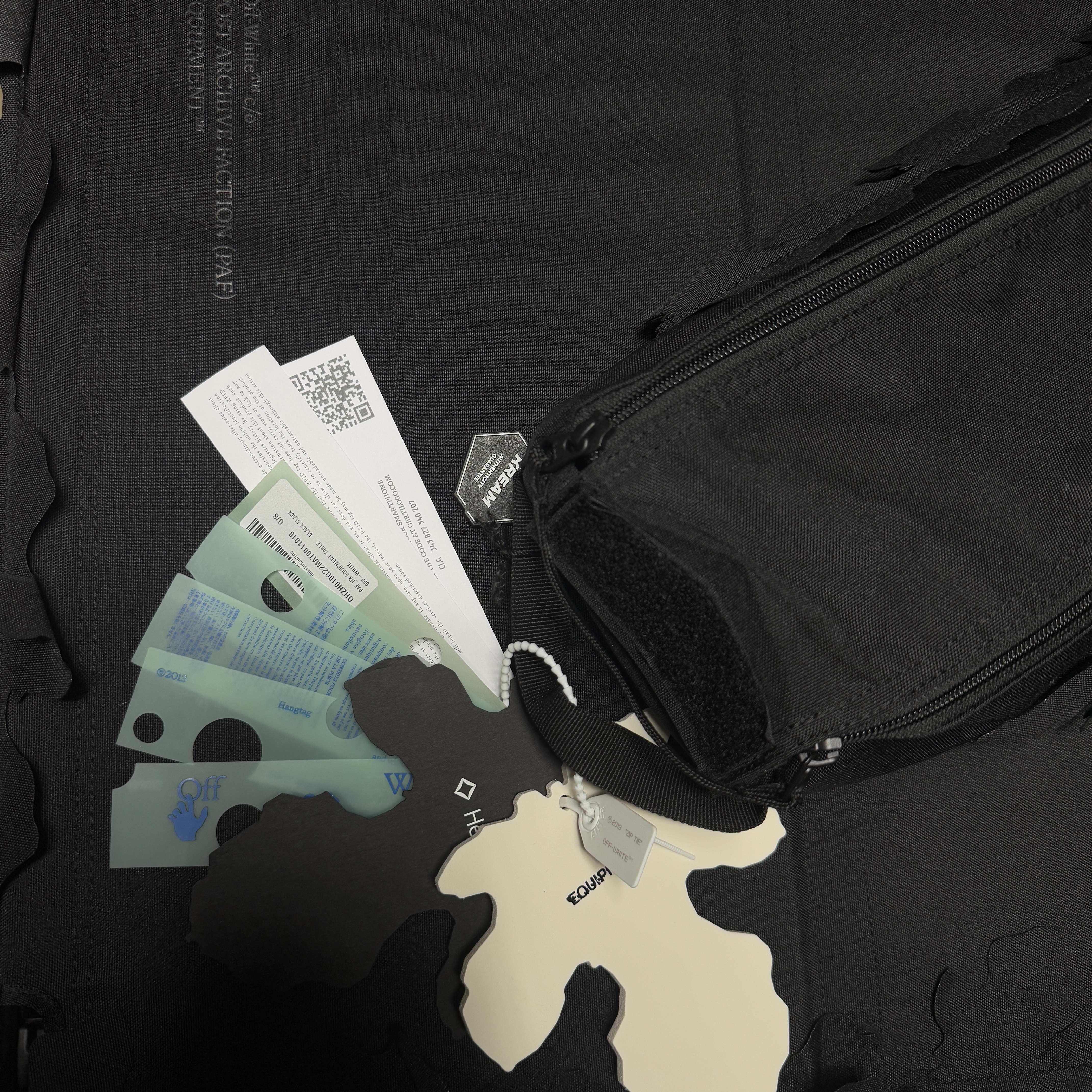 Helinox x Post Archive Faction x Off-White Equipment Tactical Table Black 착용 스타일 - 2