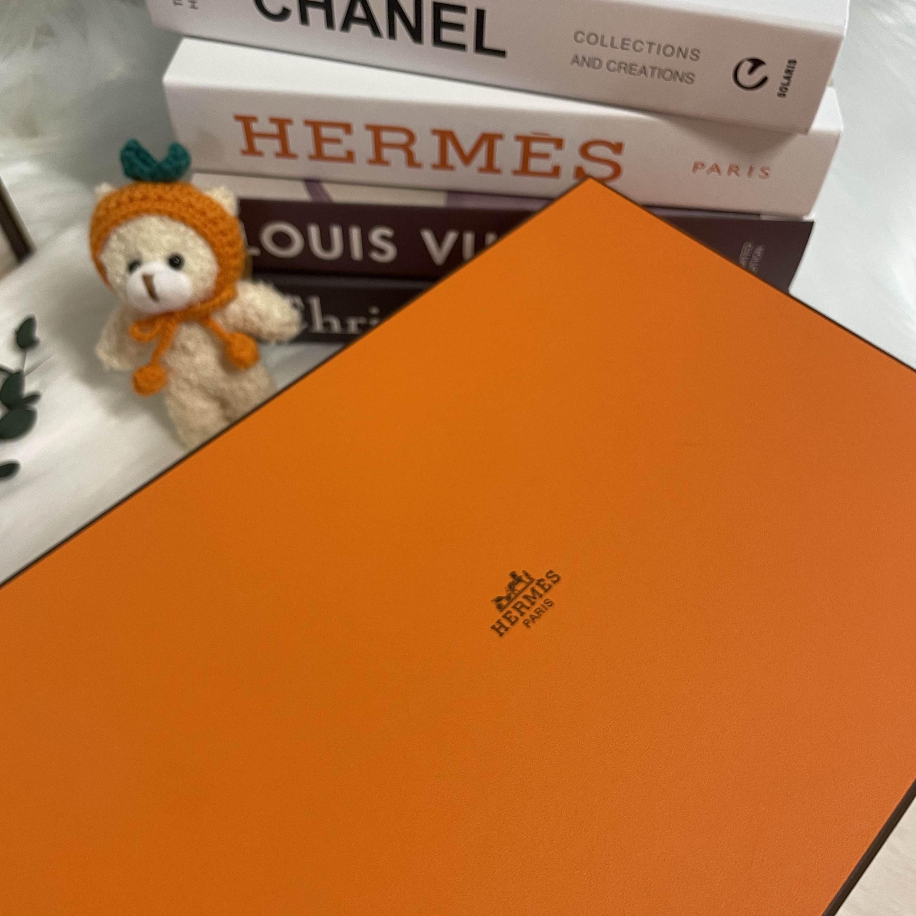 (W) Hermes Chypre Sandal Calfskin & Blanc 착용 스타일 - 1