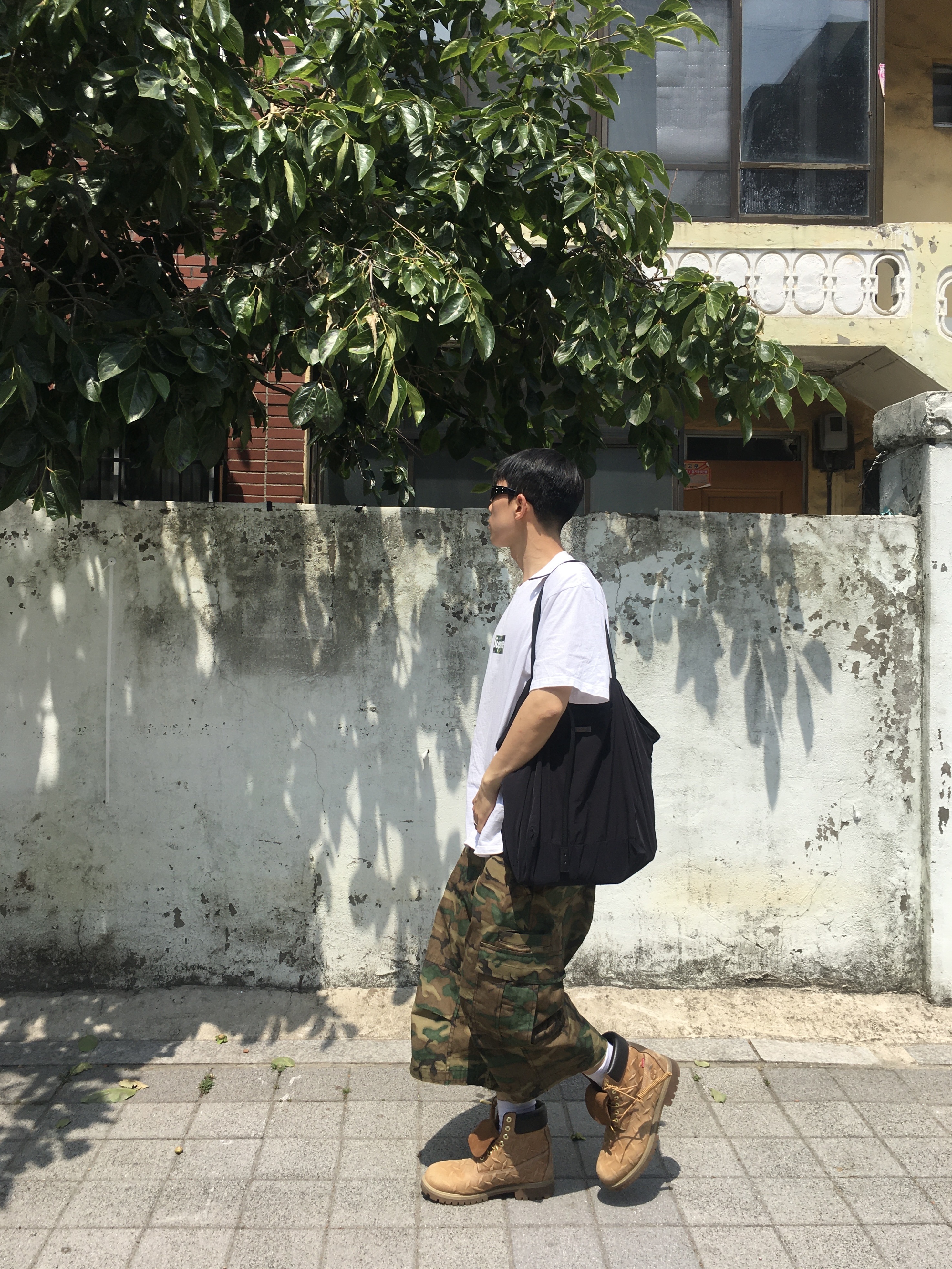 Supreme Box Logo T-Shirt White - 23FW, Timberland x Supreme Diamond Plate 6 Inch Premium Waterproof Boot Wheat - 23FW - Medium 착용 스타일 - 2